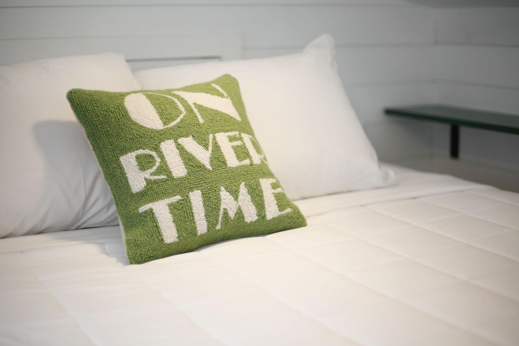 Vista Lobby River & Twine