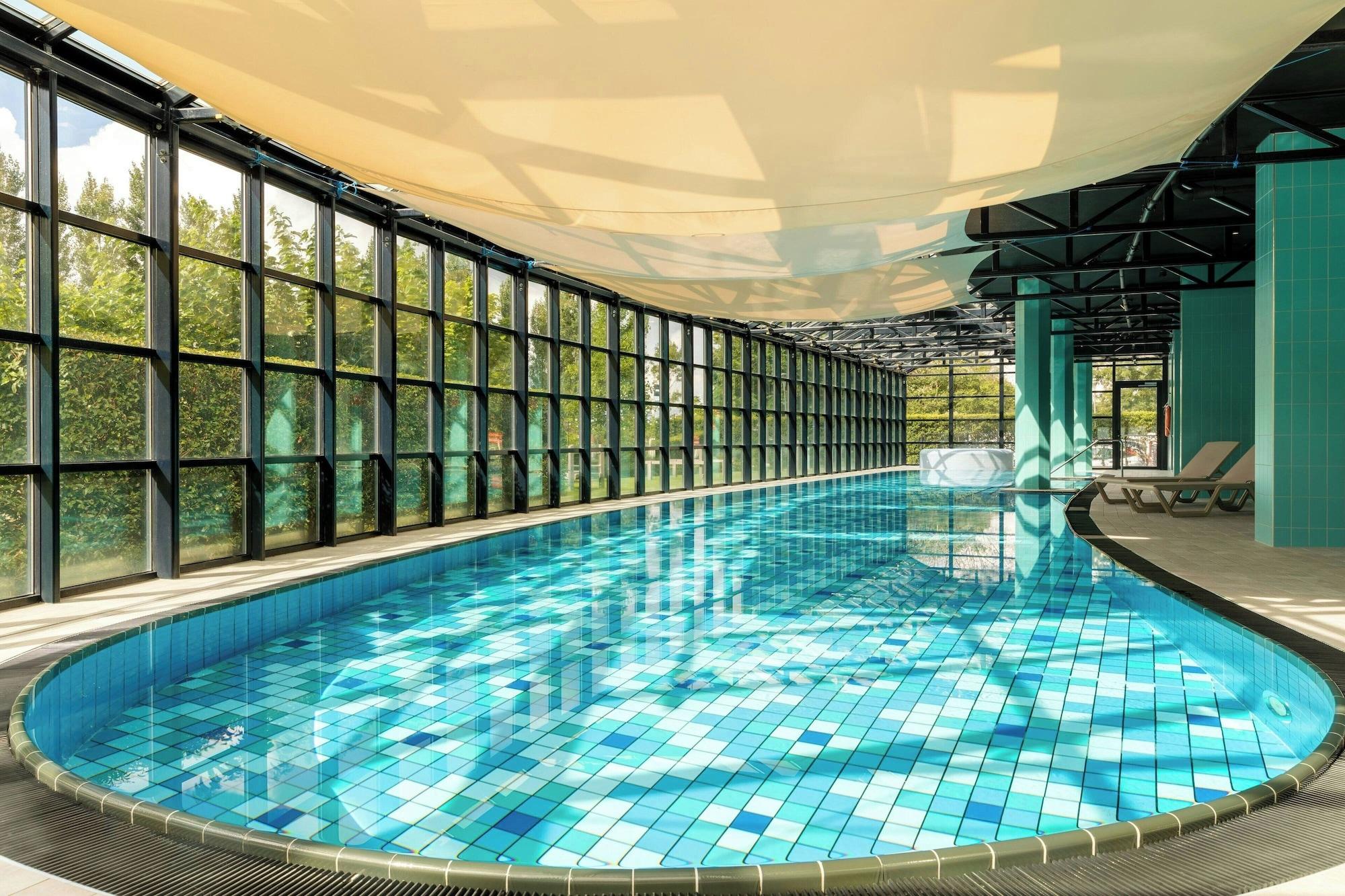 Vista Piscina Corendon Amsterdam Schiphol Airport, a Tribute Portfolio Hotel