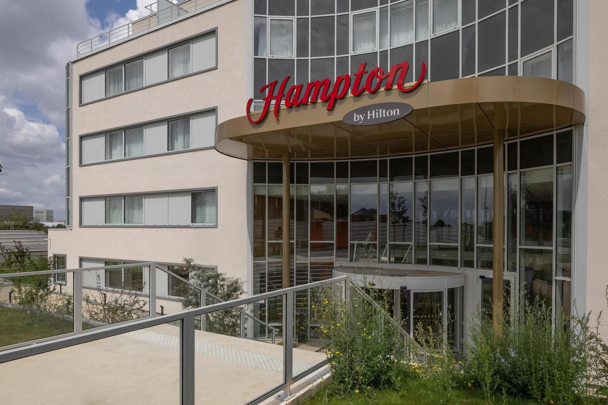 Vista Exterior Hampton By Hilton Paris Charles De Gaulle Airport