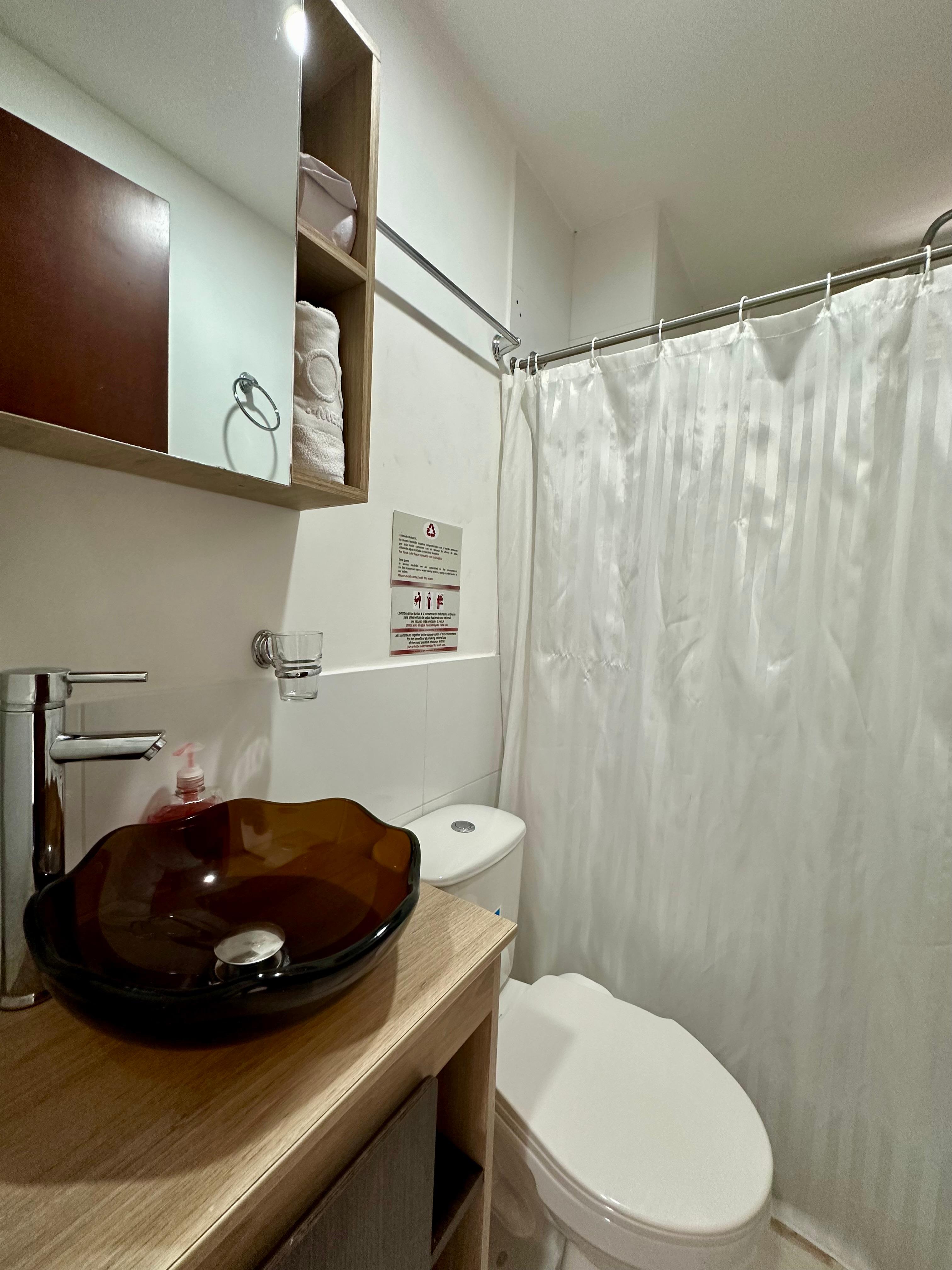 Baño LAURELES GUEST HOUSE (LGH HOTEL)