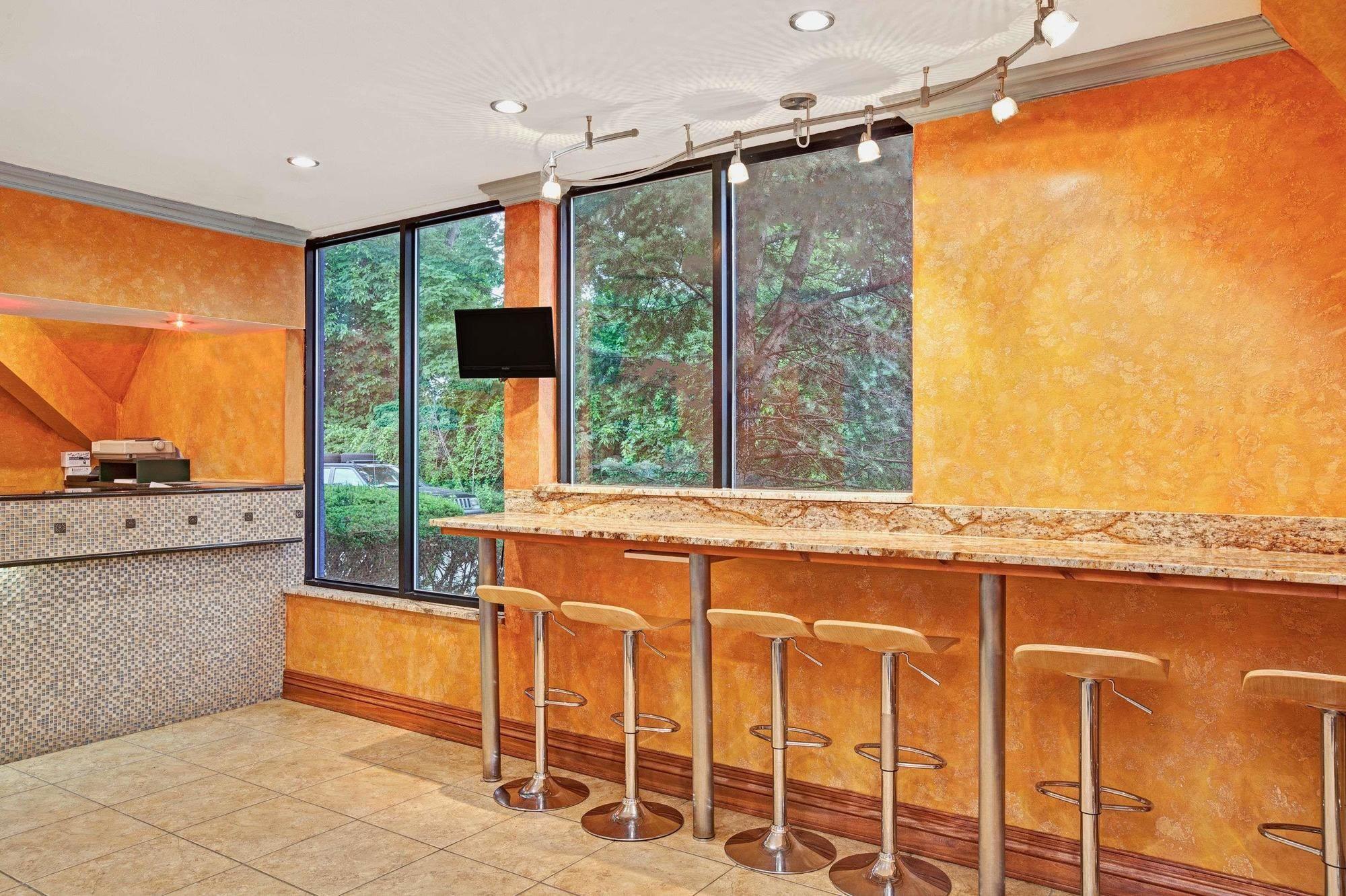 Restaurant Days Inn by Wyndham Nanuet / Spring Valley