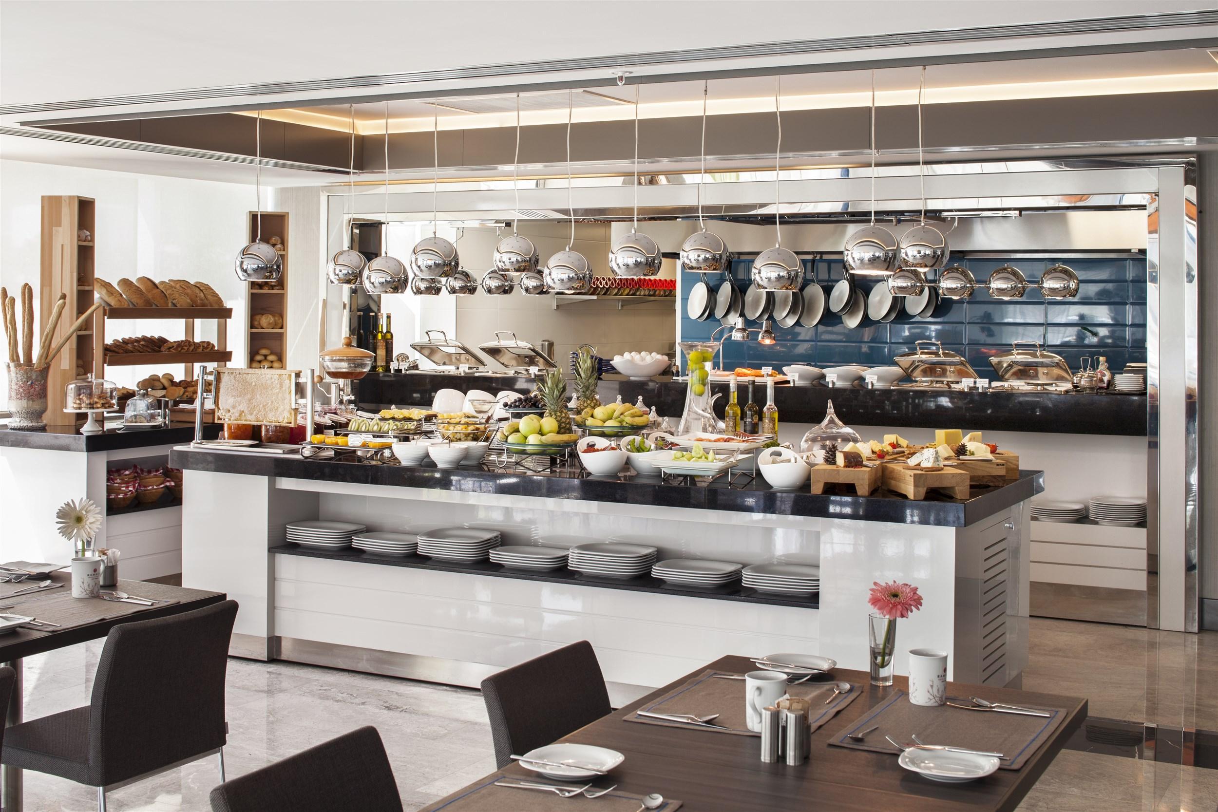 Restaurant Ramada Hotel & Suites Kemalpasa Izmir