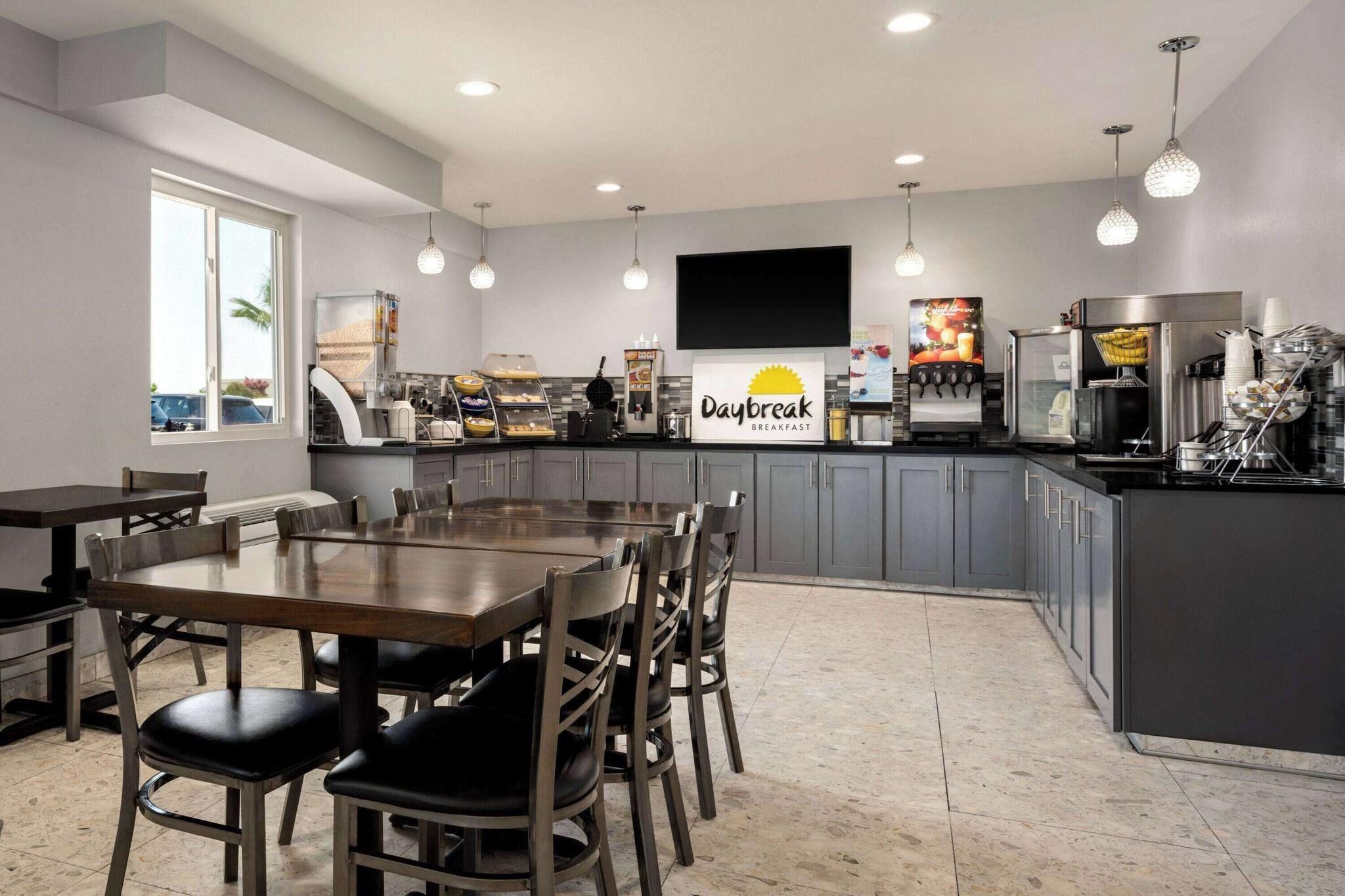 Restaurant Days Inn by Wyndham Fresno South