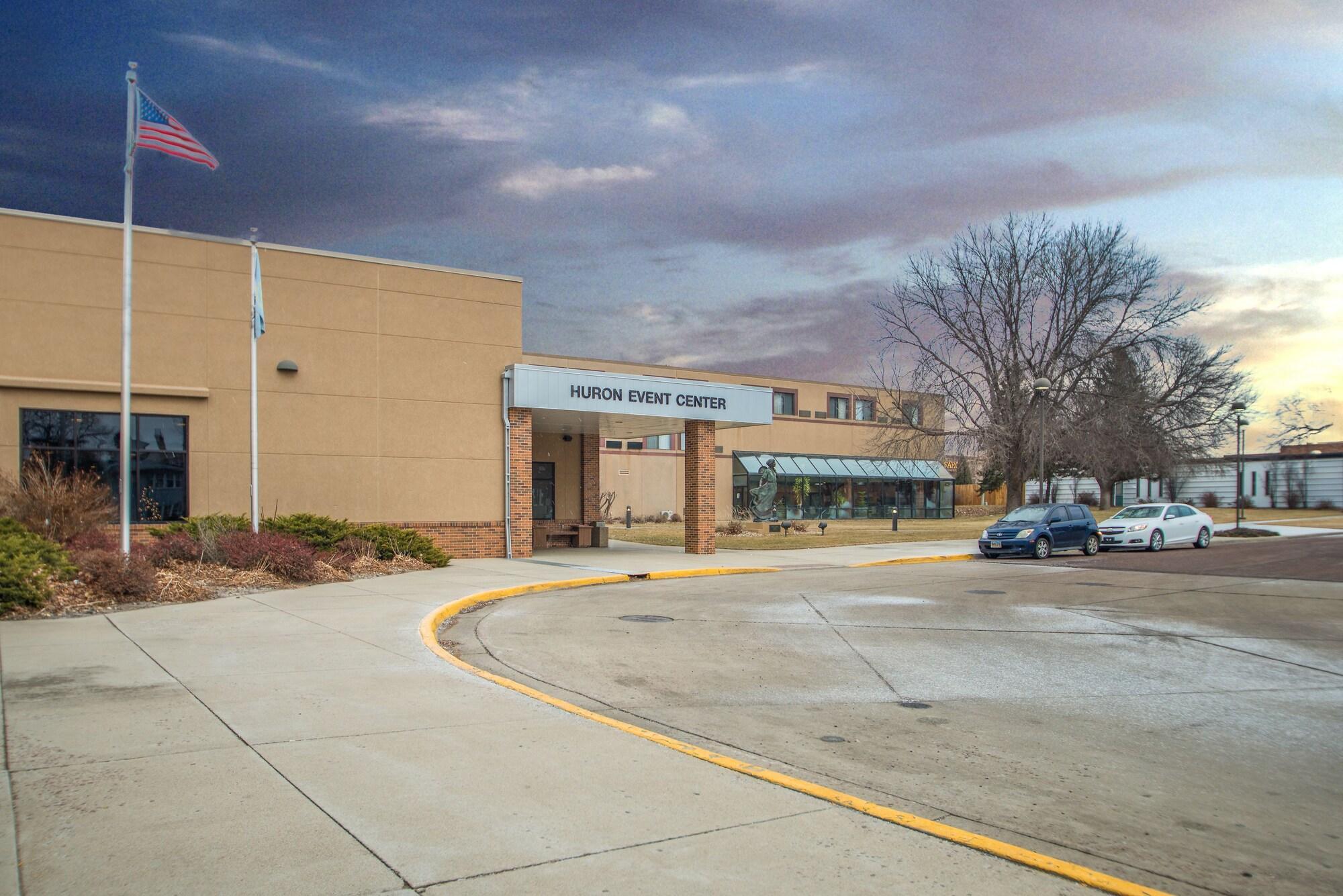 Vista Exterior Crossroads Hotel at Huron Event Center