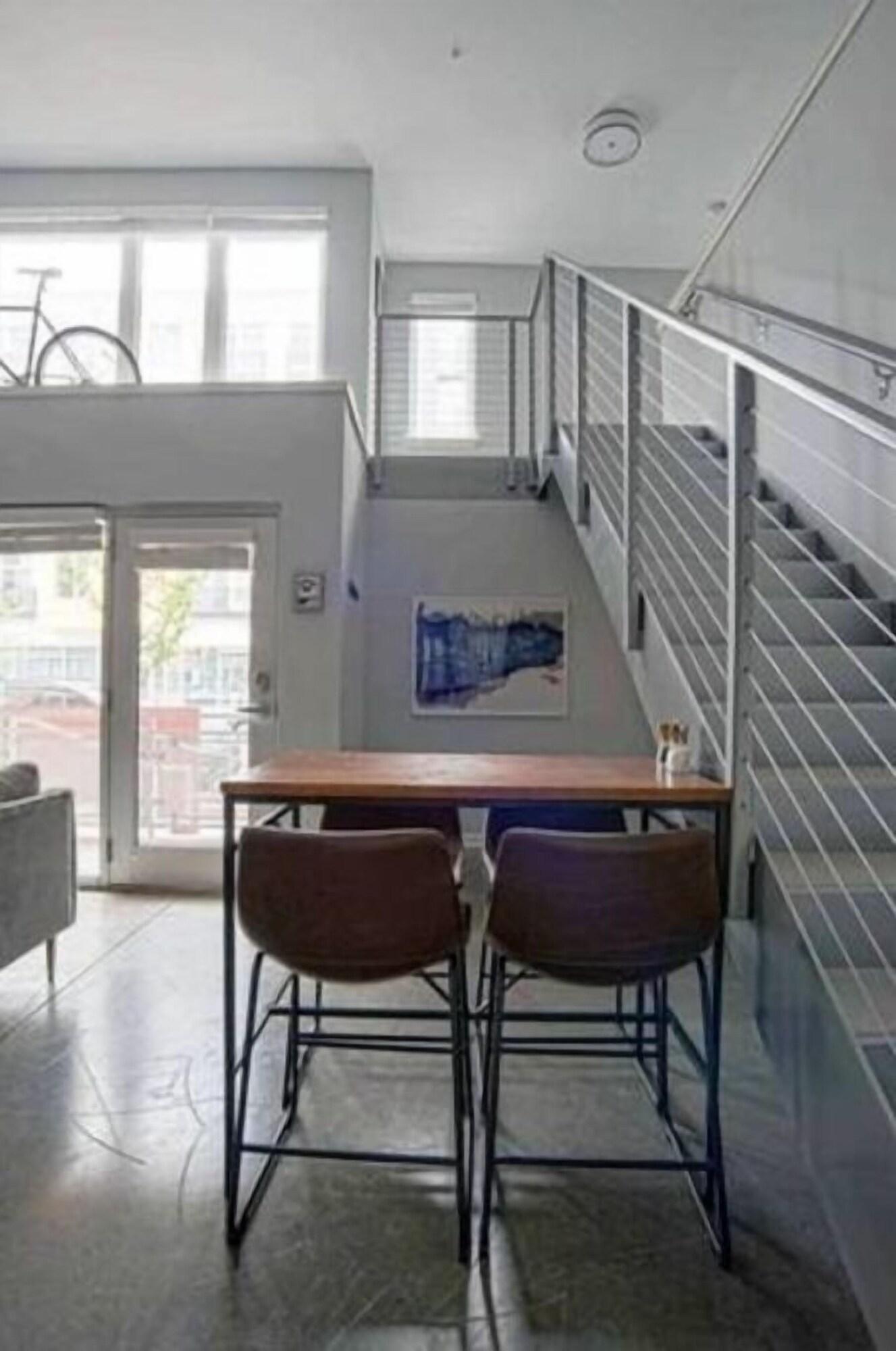 Equipamiento de Habitación CozySuites TWO Stylish Apts Monument Cir