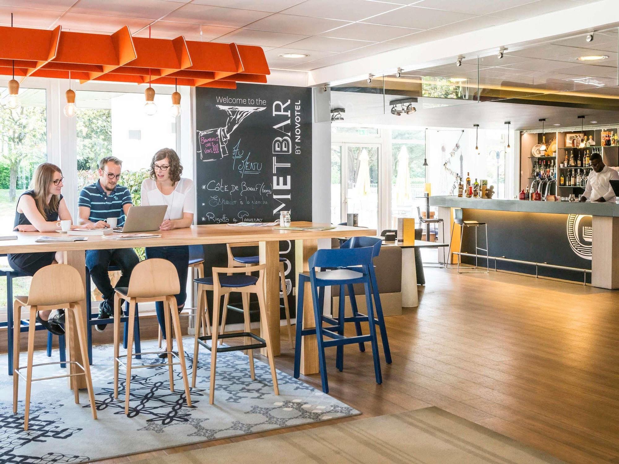 Bar/Salón Novotel Paris Saclay