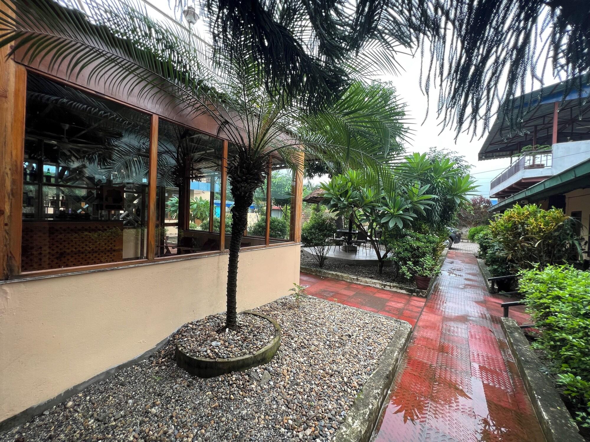 Vista Exterior Ama Garden Sauraha