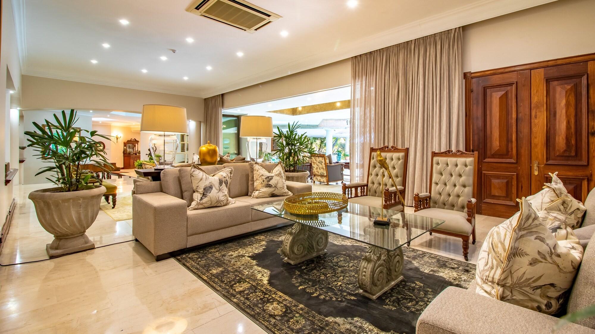 Vista Lobby Christie's at 32 on Russell