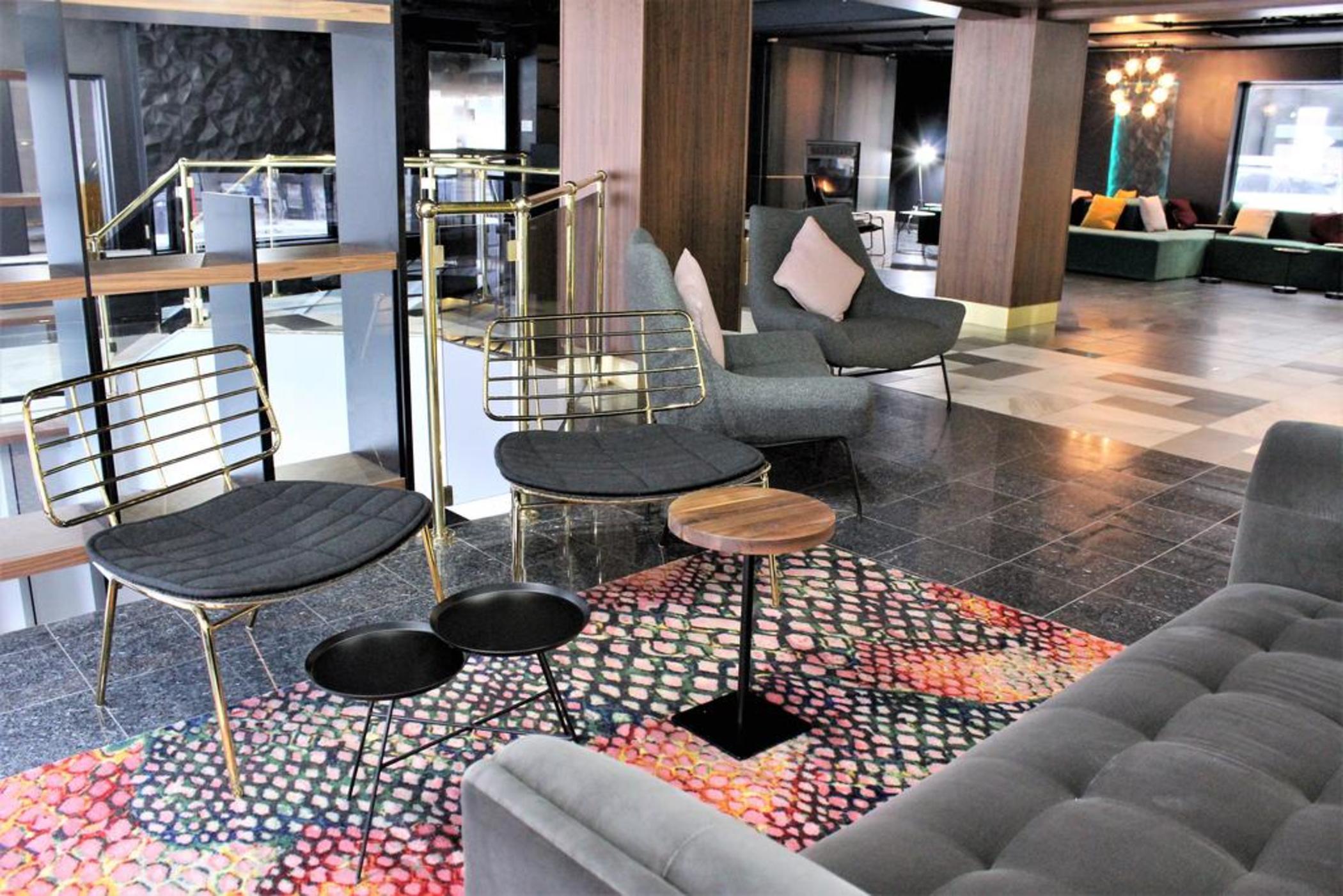 Vista Lobby Empire Suites