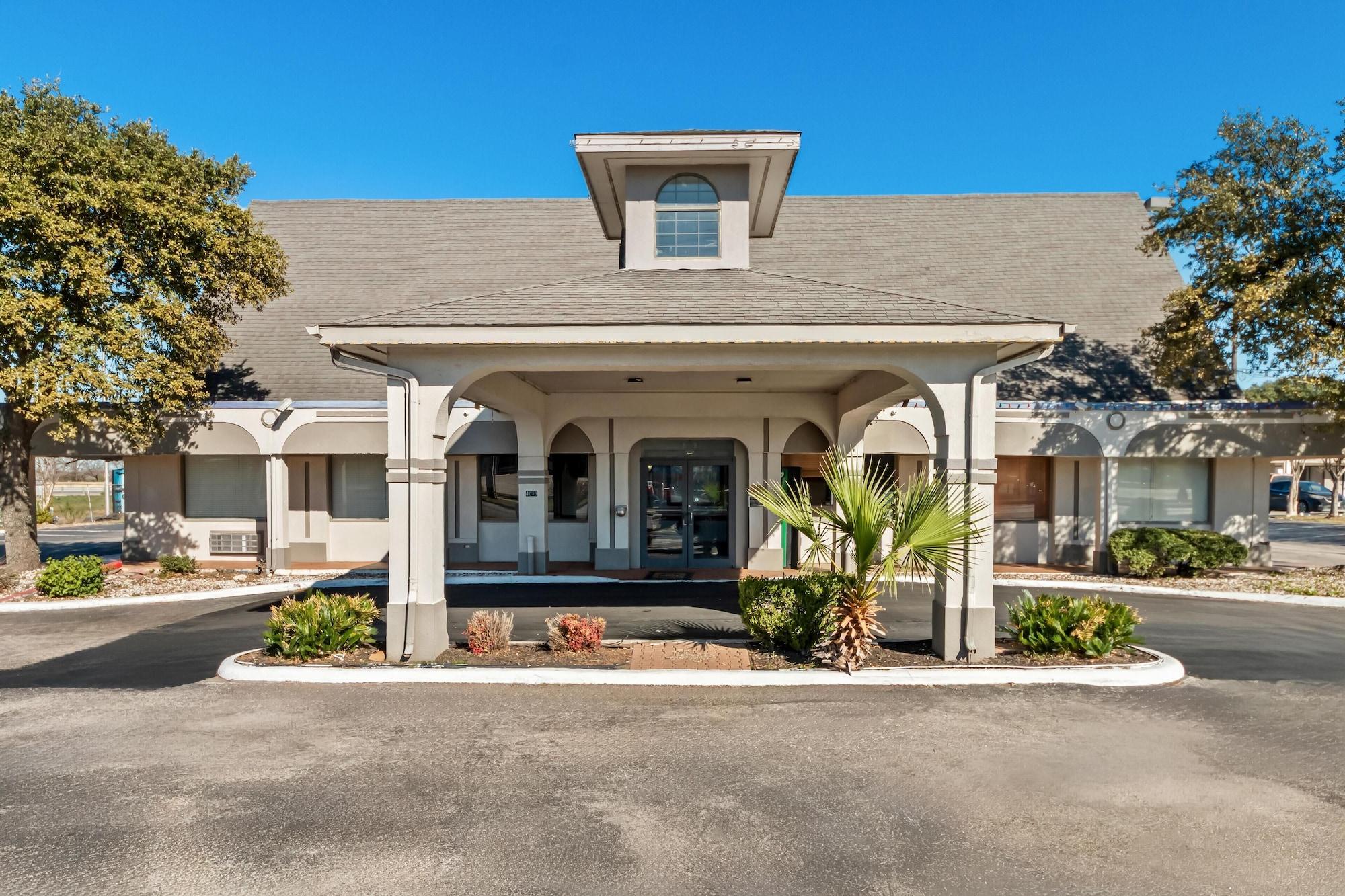 Vista Exterior Knights Inn San Antonio near Frost Bank Center