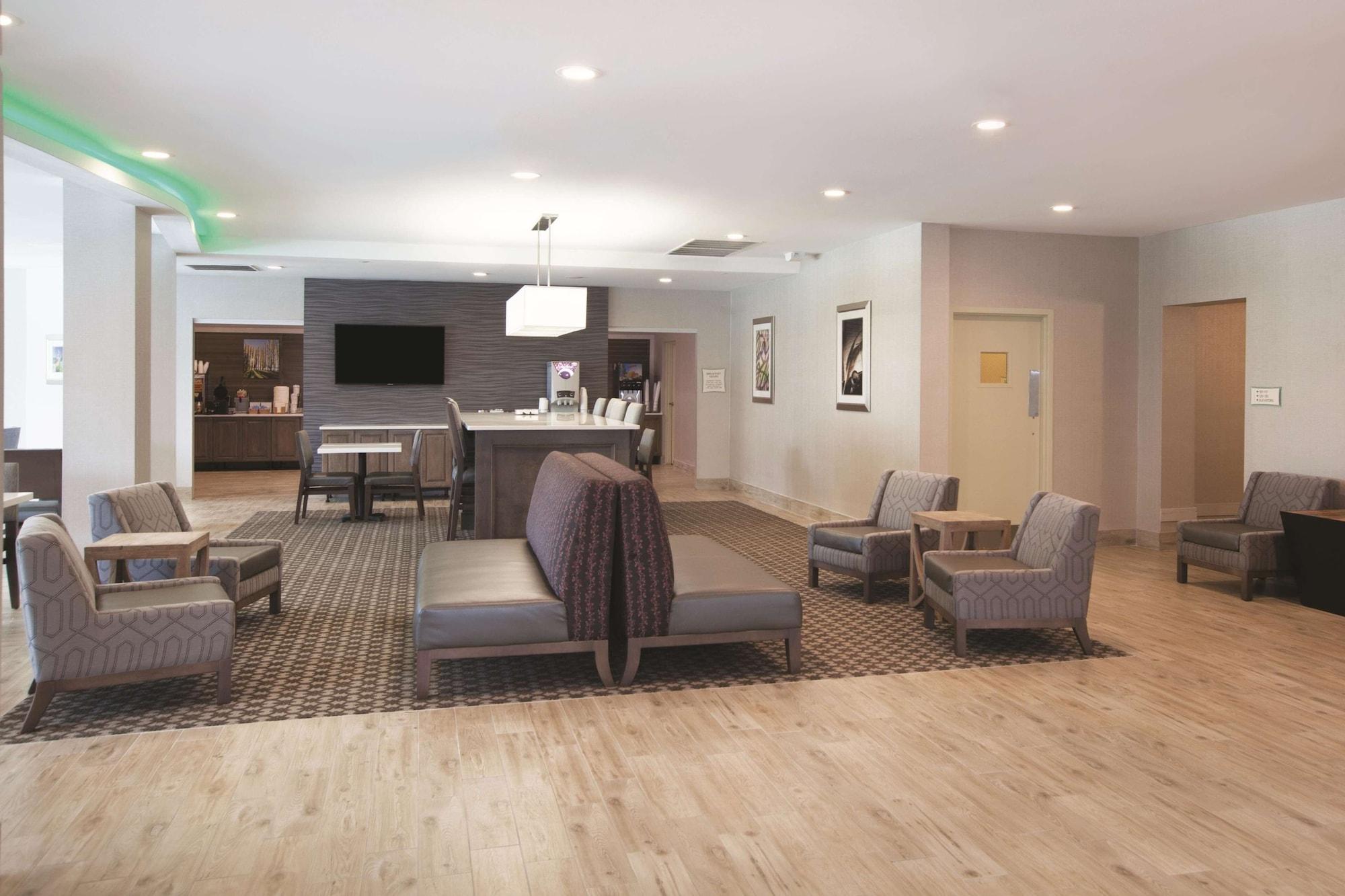 Vista Lobby La Quinta Inn & Suites by Wyndham Williamsburg Historic Area