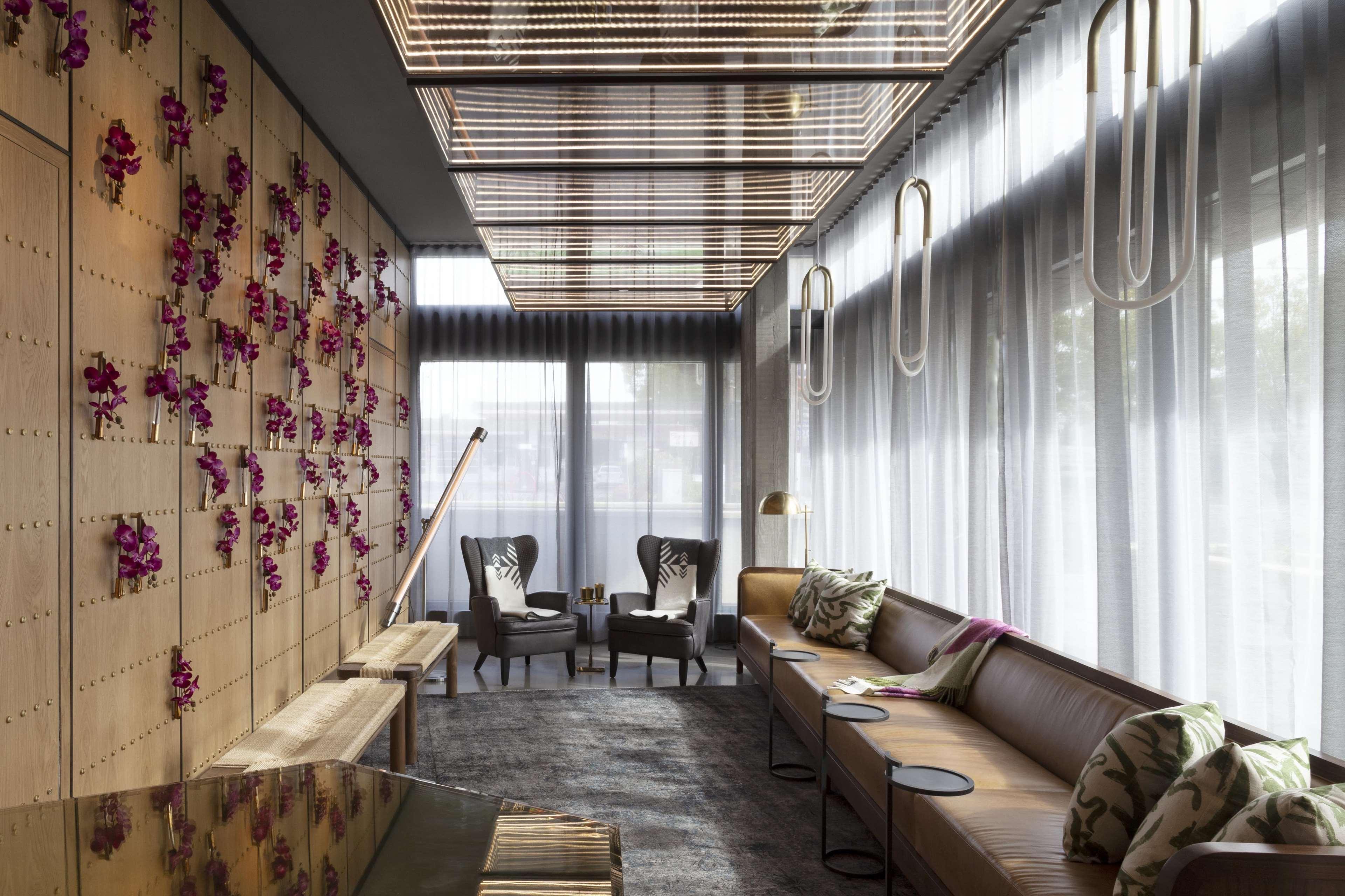 Vista Lobby Park James