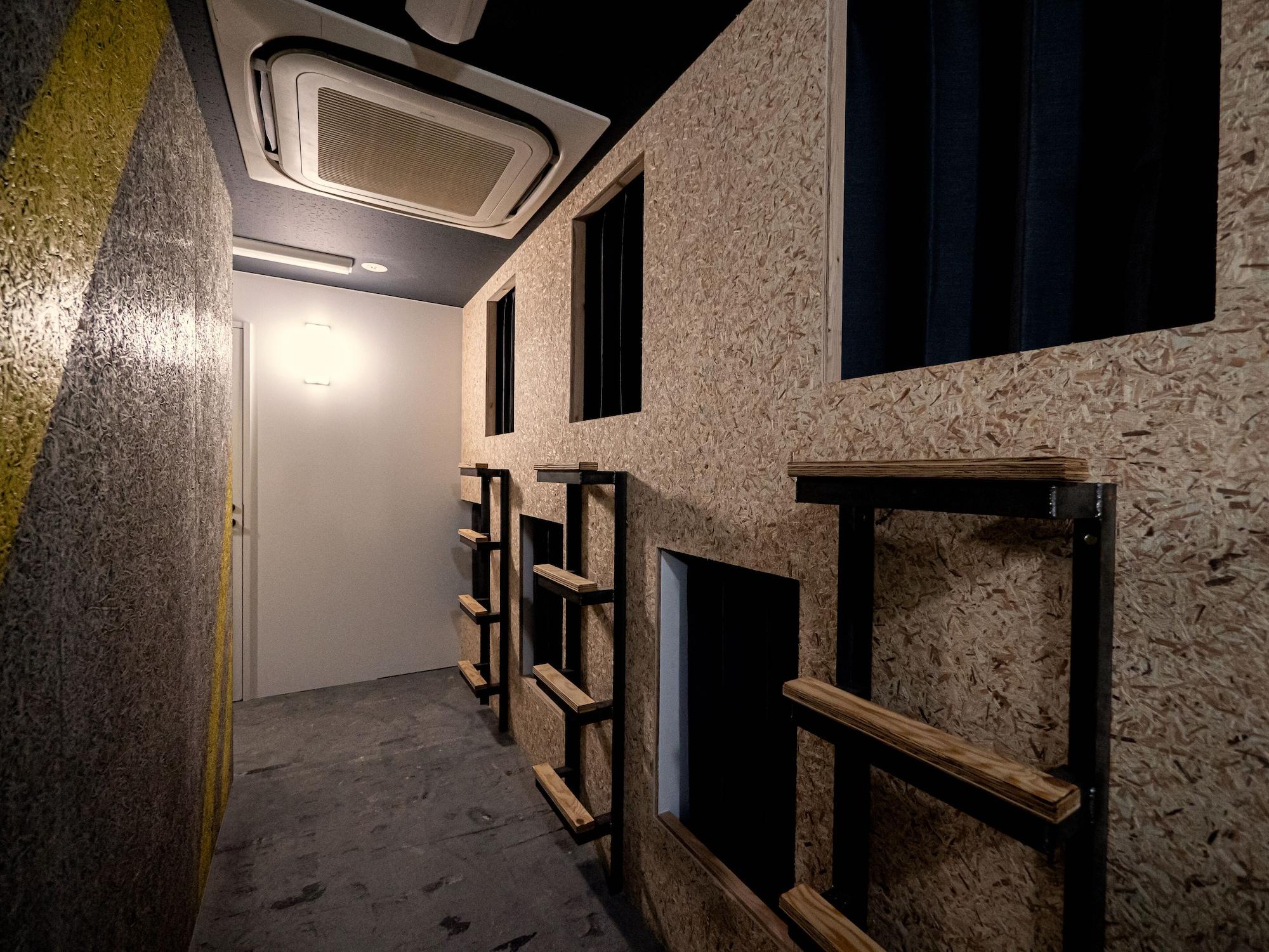 Varios BENCH - Hostel