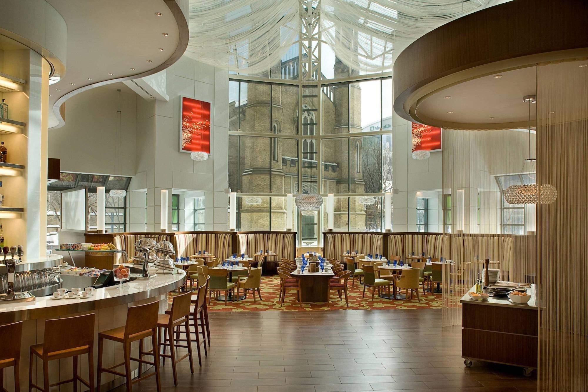 Restaurant Marriott Downtown at CF Toronto Eaton Centre