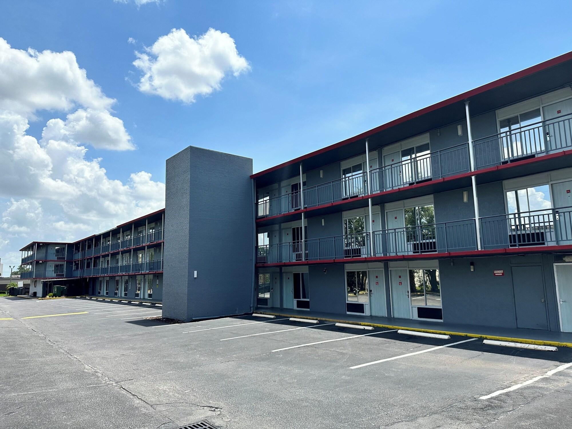 Vista Exterior Travelodge by Wyndham Orlando / Heart of International Drive