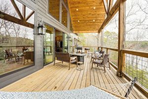 Alquiler Vacacional - Lake Views & Golf Access at Secluded Drasco Lodge