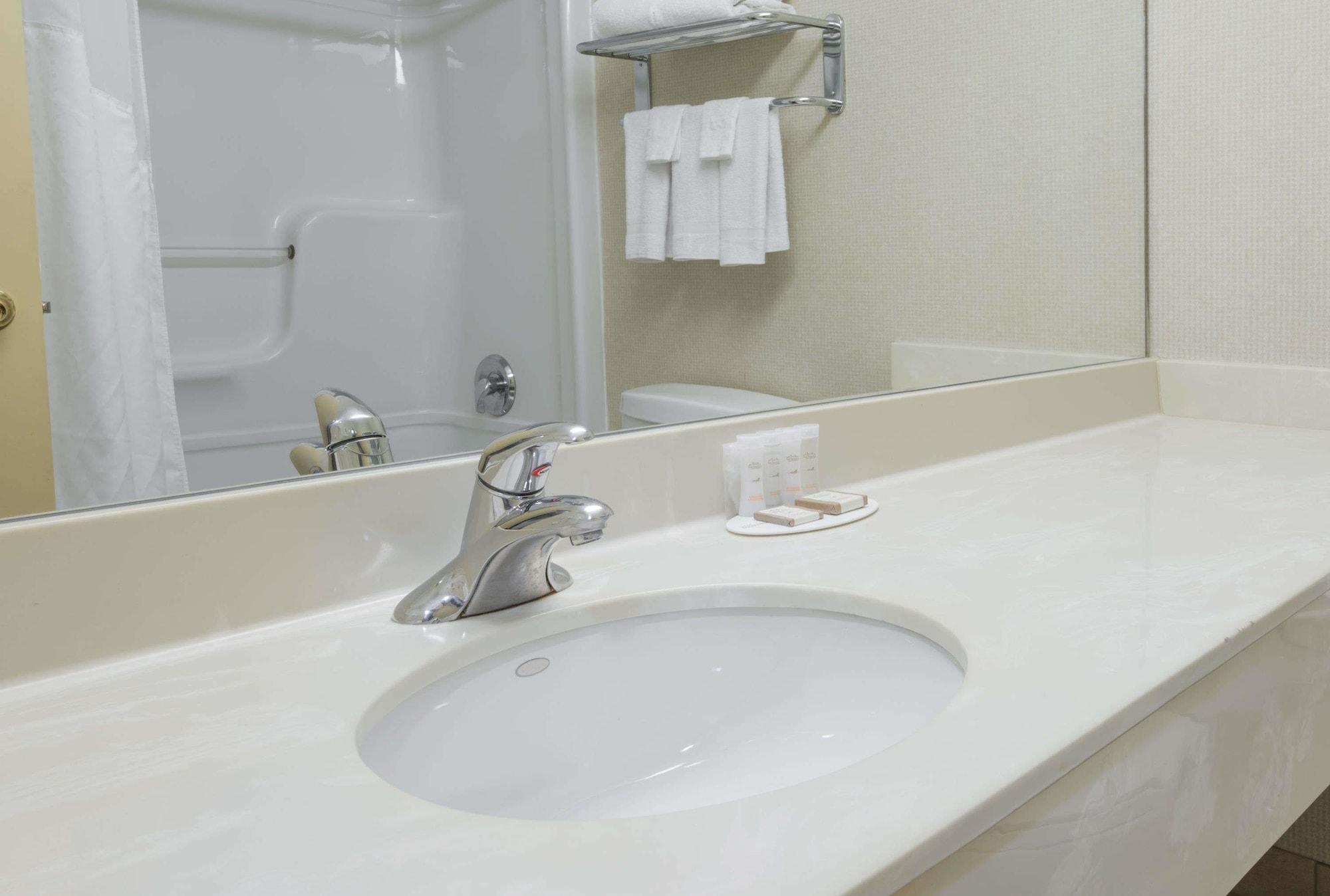 Equipamiento de Habitación Howard Johnson by Wyndham Toronto Downtown West