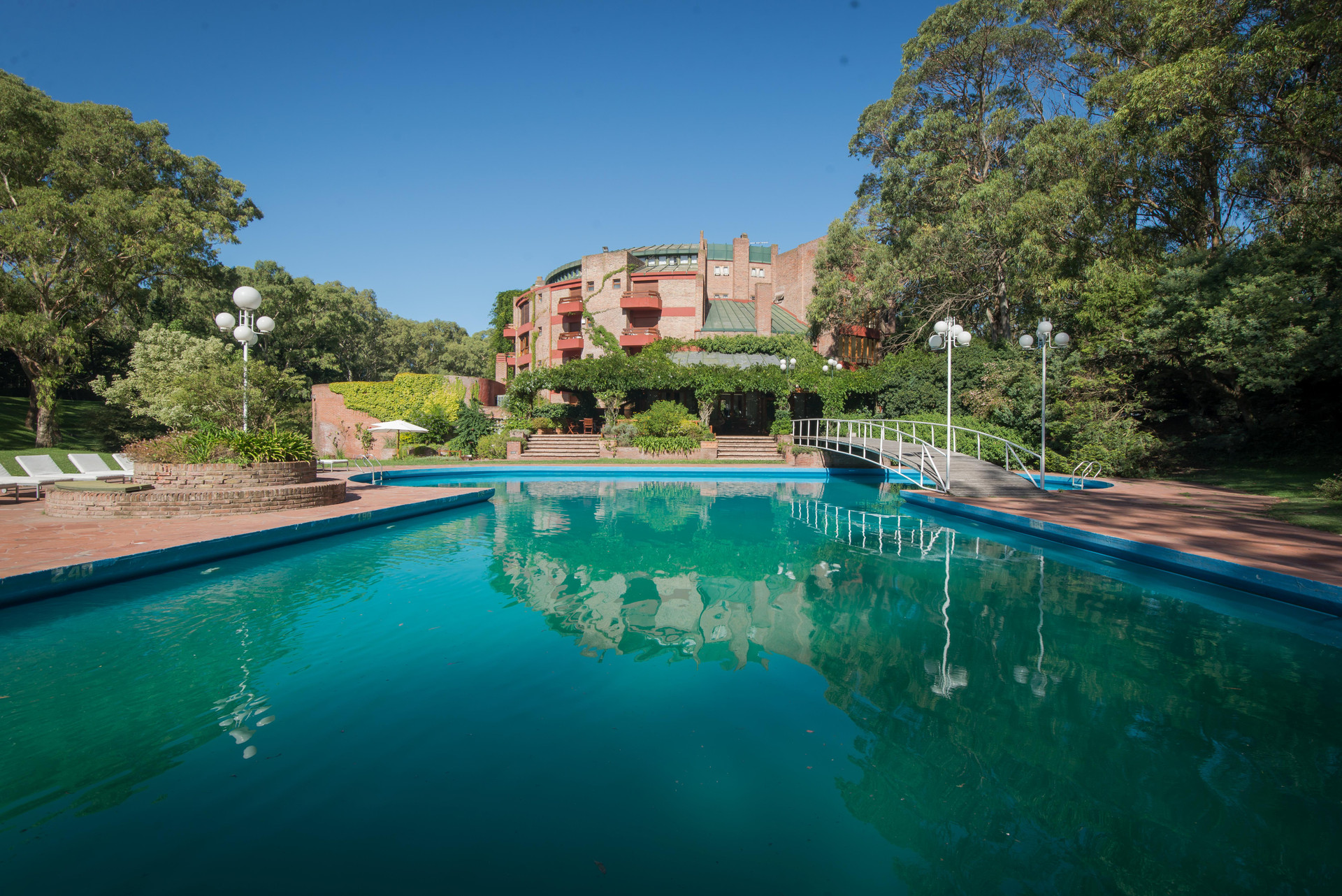 Vista da piscina Hotel Del Bosque