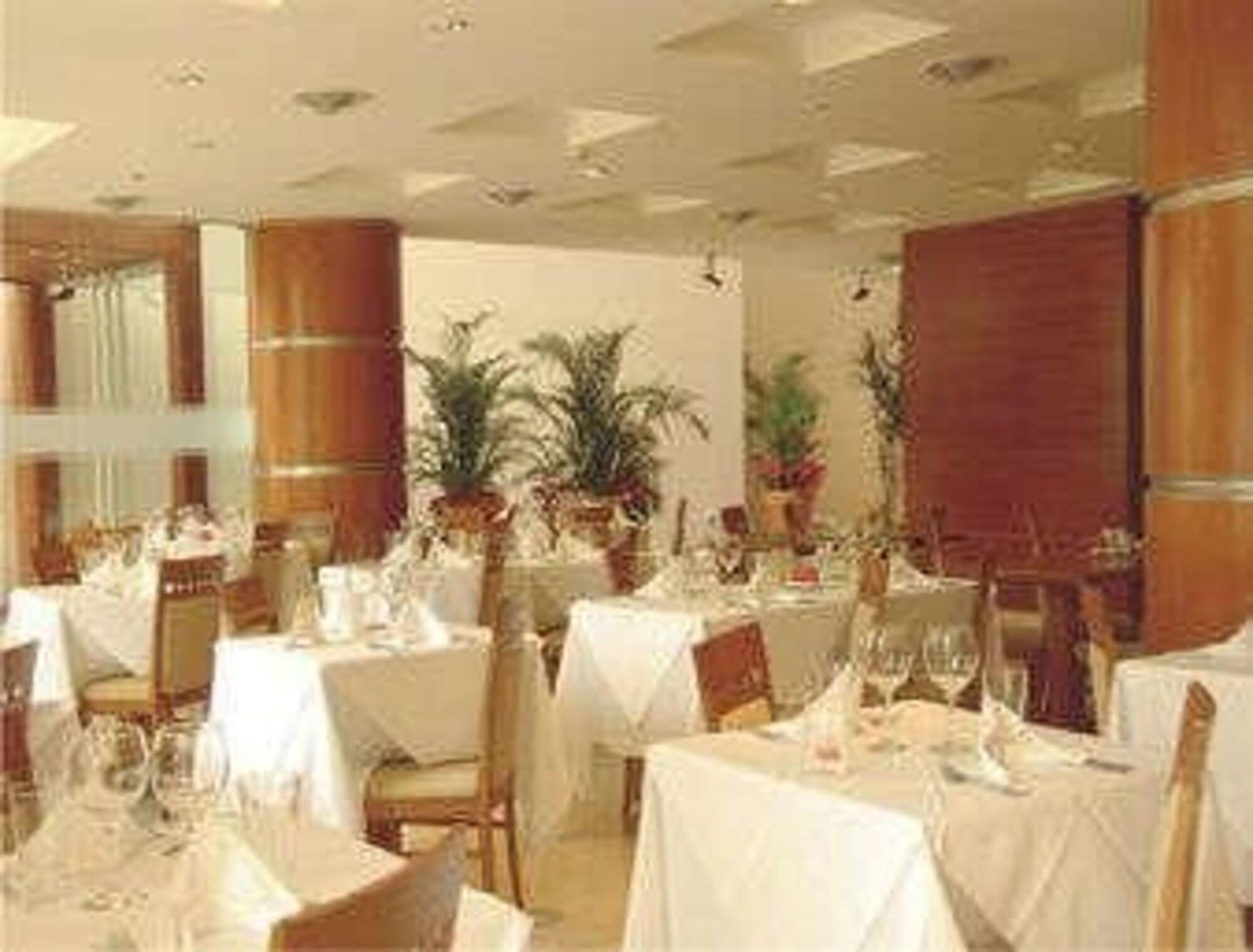 Restaurant Howard Johnson by Wyndham Villa Maria Casino