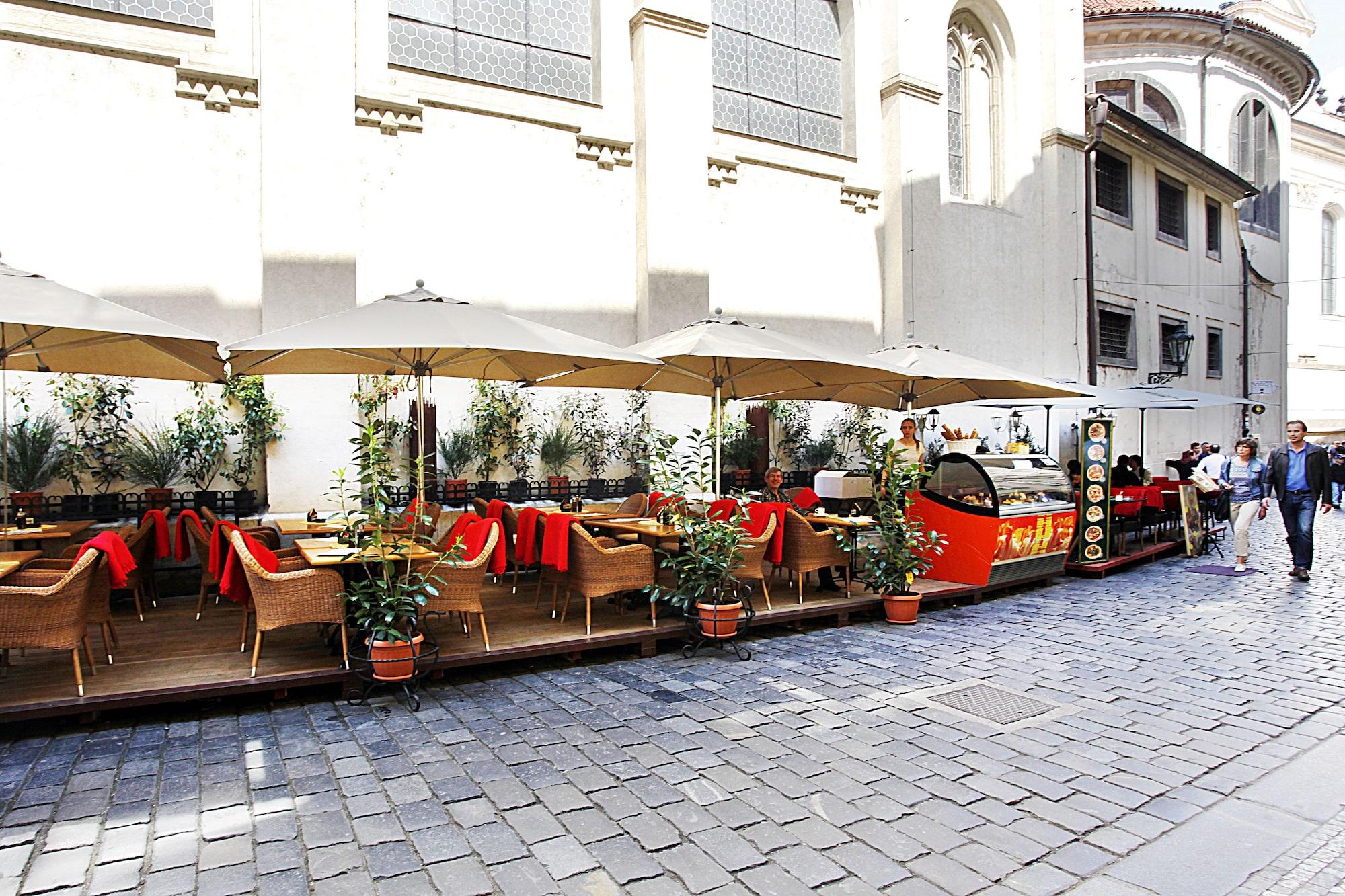 Vista Exterior Little King Hotel U Malvaze