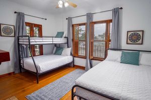 Alquiler Vacacional - Splash Into Vacation 6BR Home w/ Pool & Waterslide