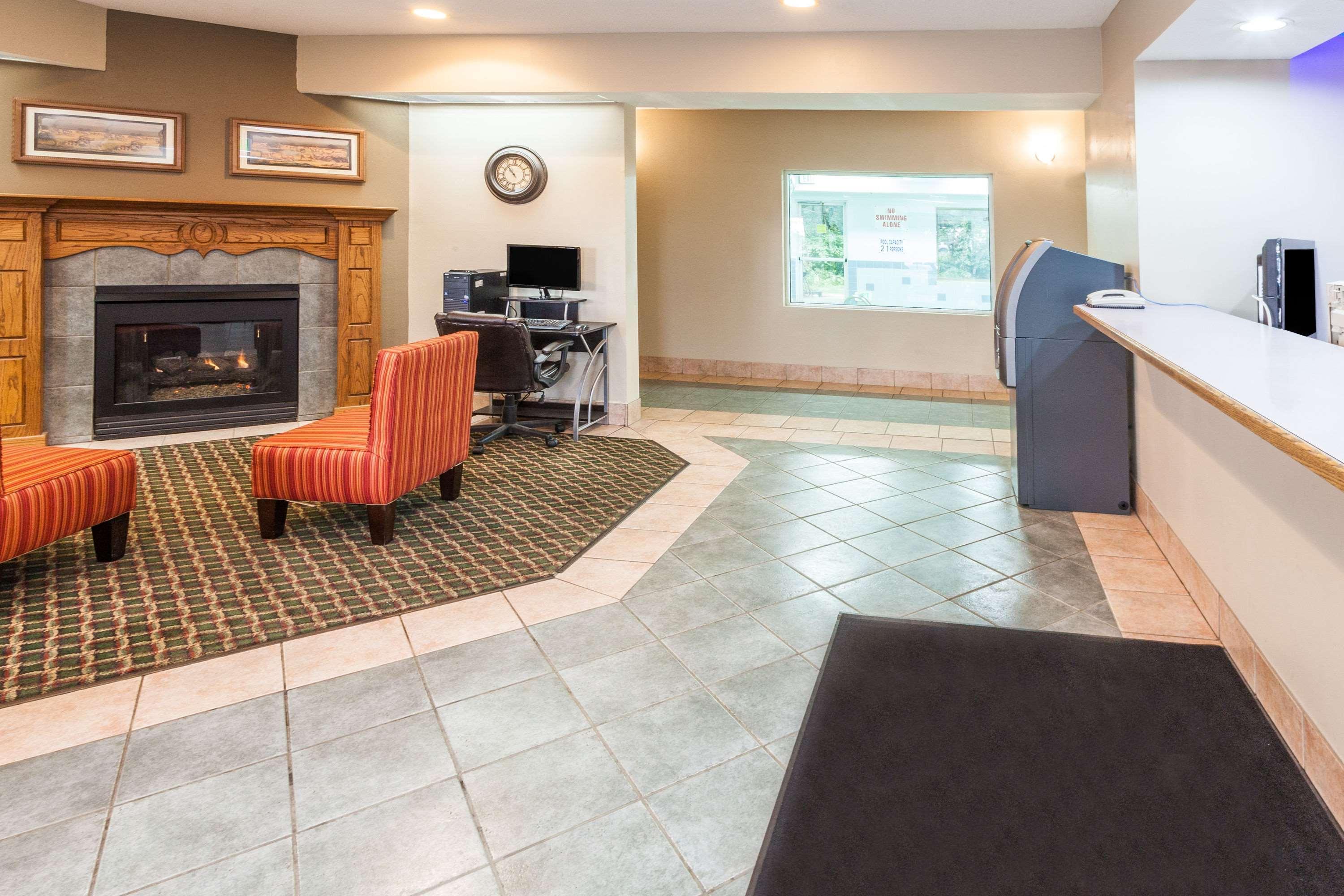 Vista Lobby Super 8 by Wyndham Valparaiso