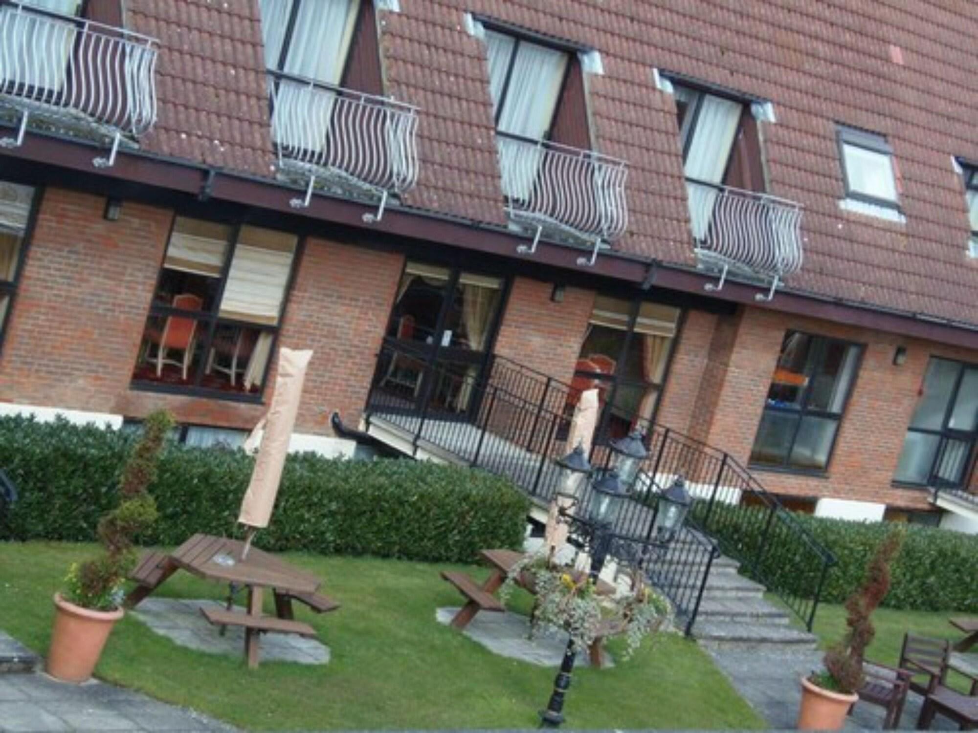 Vista Exterior Lakeside International Hotel