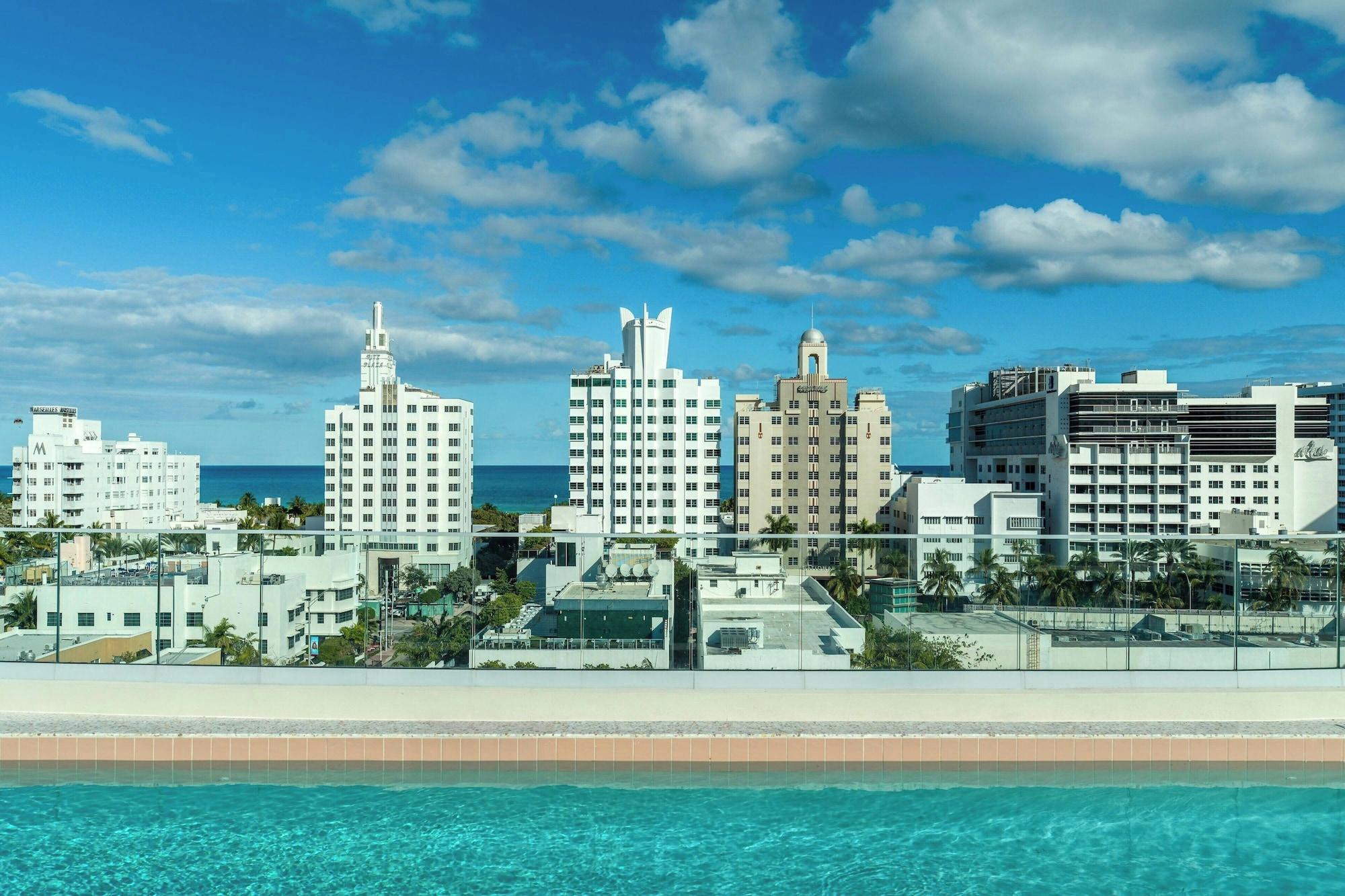 Vista Piscina UNFRAMED, Autograph Collection