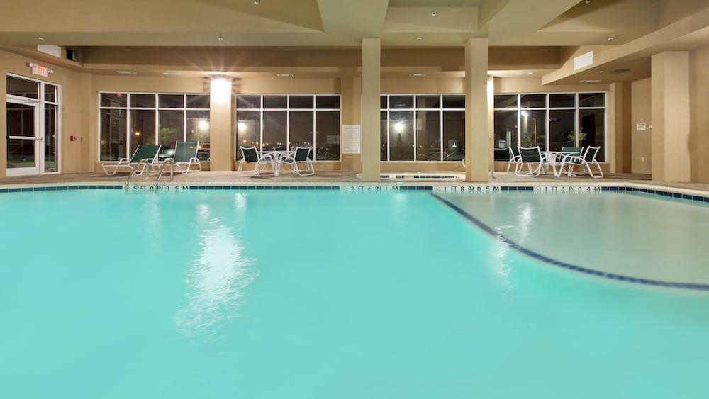 Vista da piscina Holiday Inn Garland