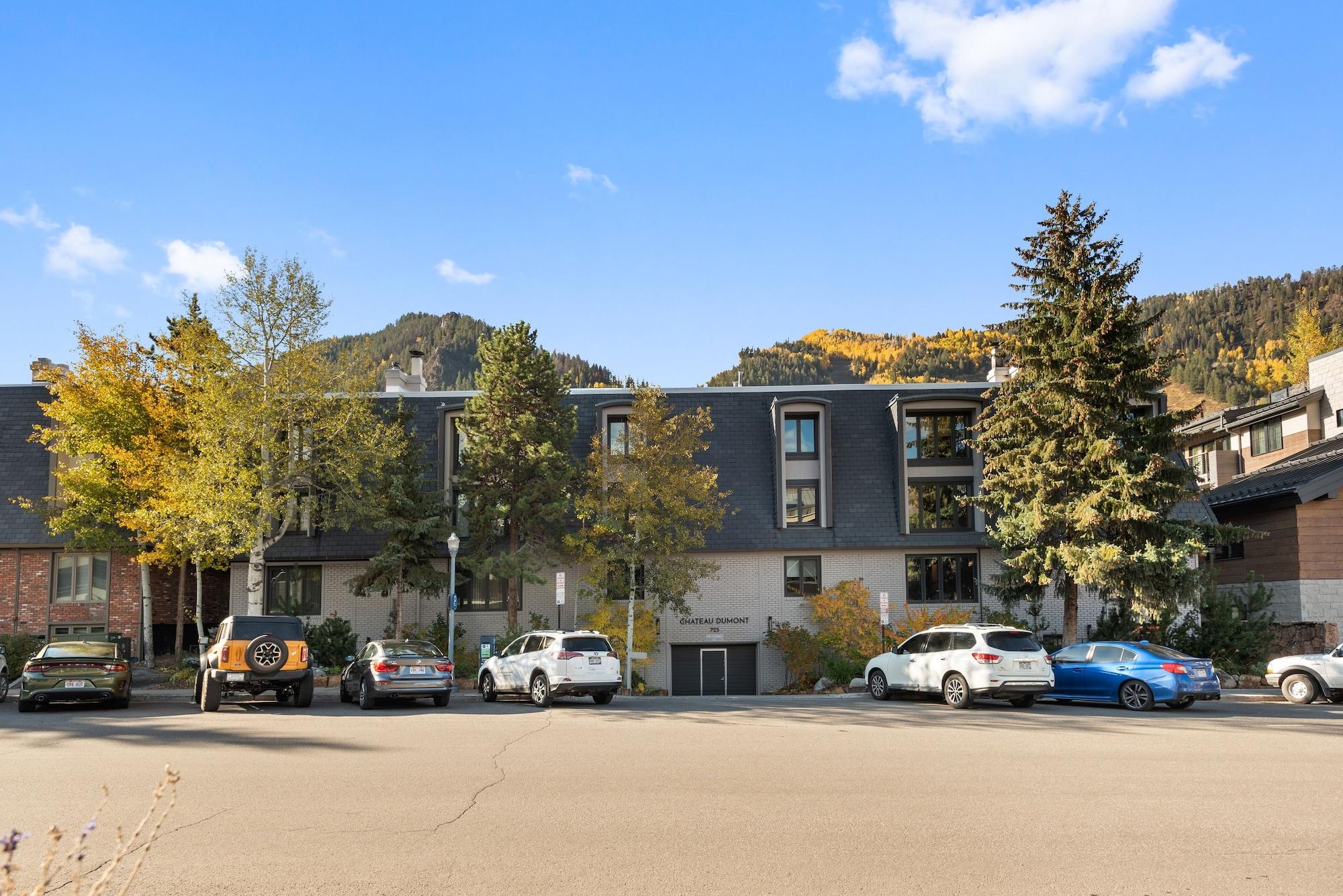 Vista Exterior Chateau Chaumont & Dumont Condominiums by Frias
