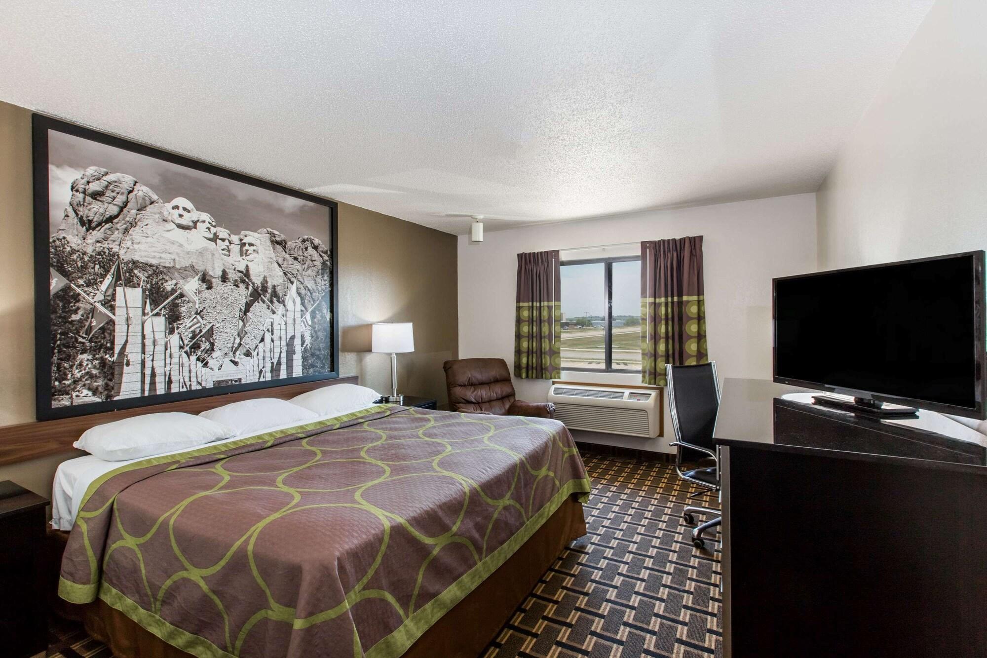 Varios Super 8 by Wyndham Wayne