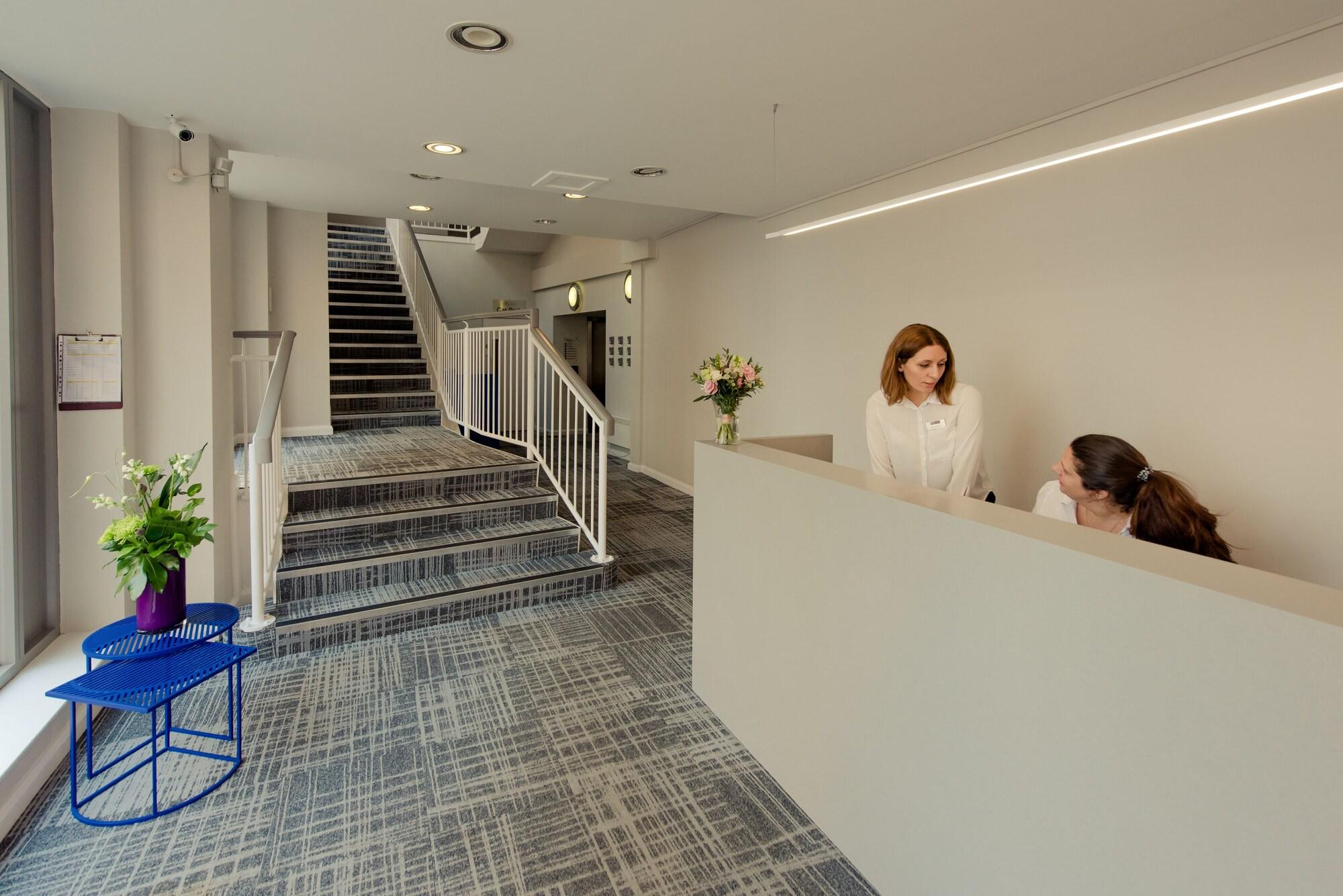 Vista Lobby PREMIER SUITES Reading