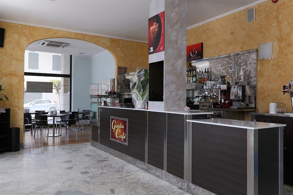 Bar/Salón Hotel Ferrari
