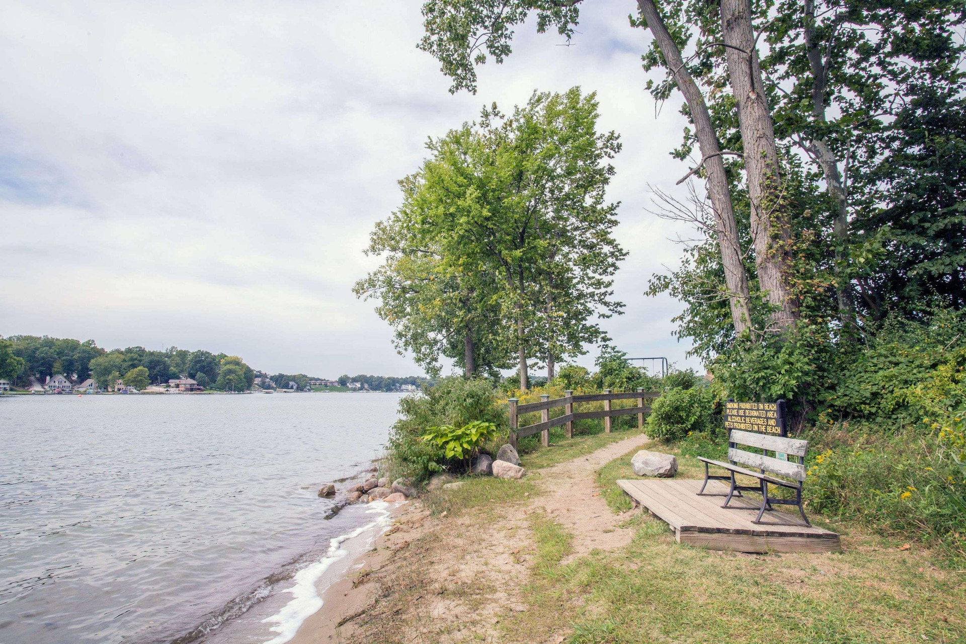 Vista Exterior Ramada by Wyndham Angola/Fremont Area