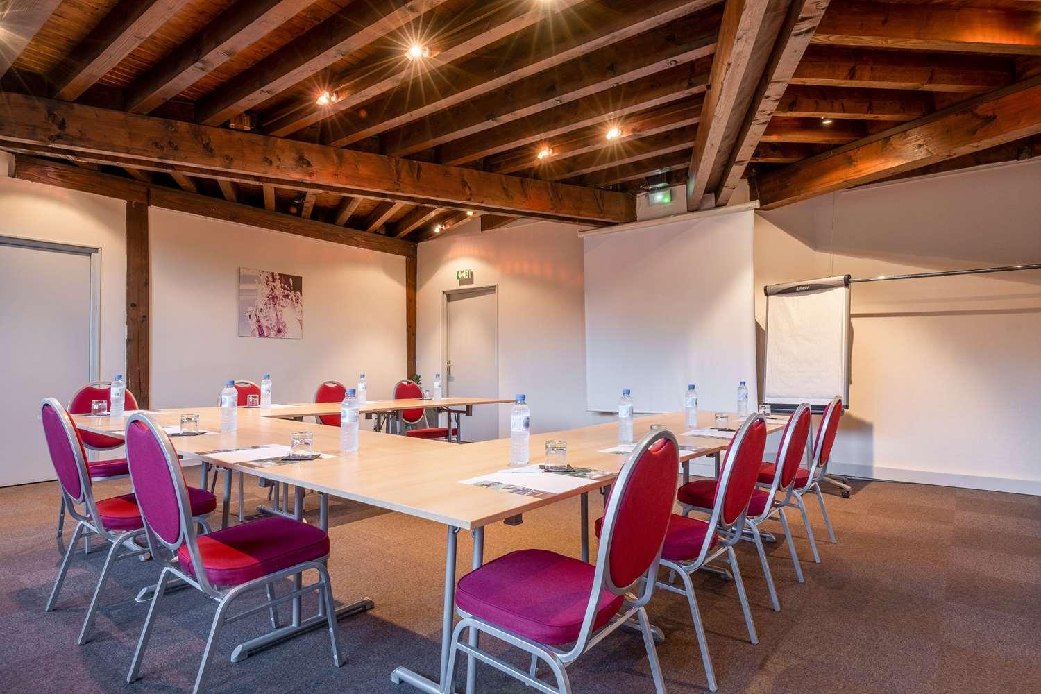 Sala de Reuniones Hôtel Le Cervolan