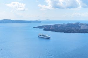 Actividad - Paseo en barco con fondo de cristal por la Caldera de Santorini