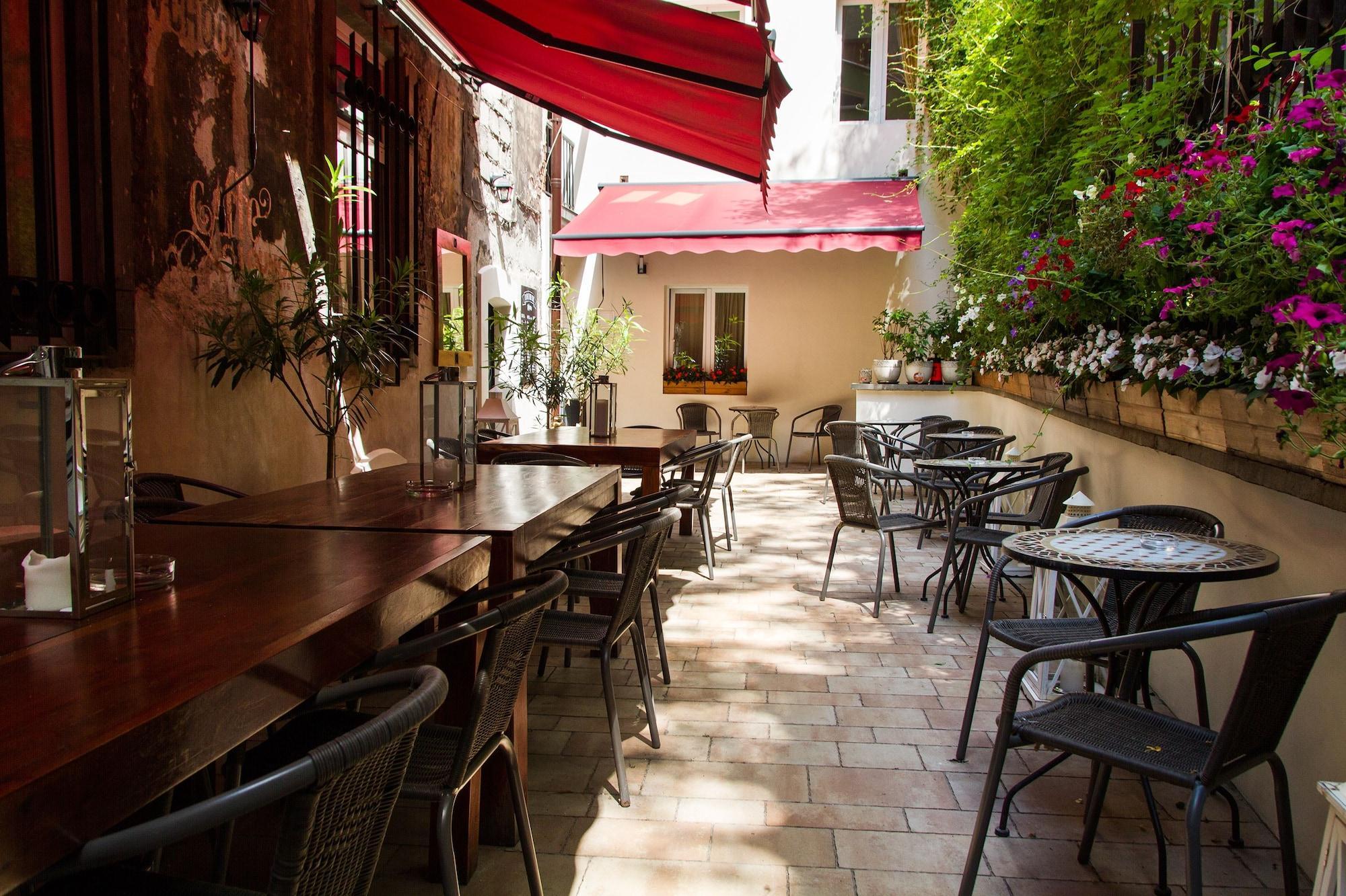 Restaurant Lounge Apartments