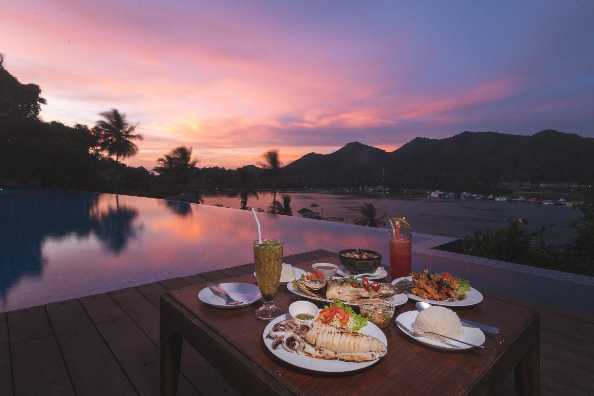 Bar/Salón Bhuvarin Resort