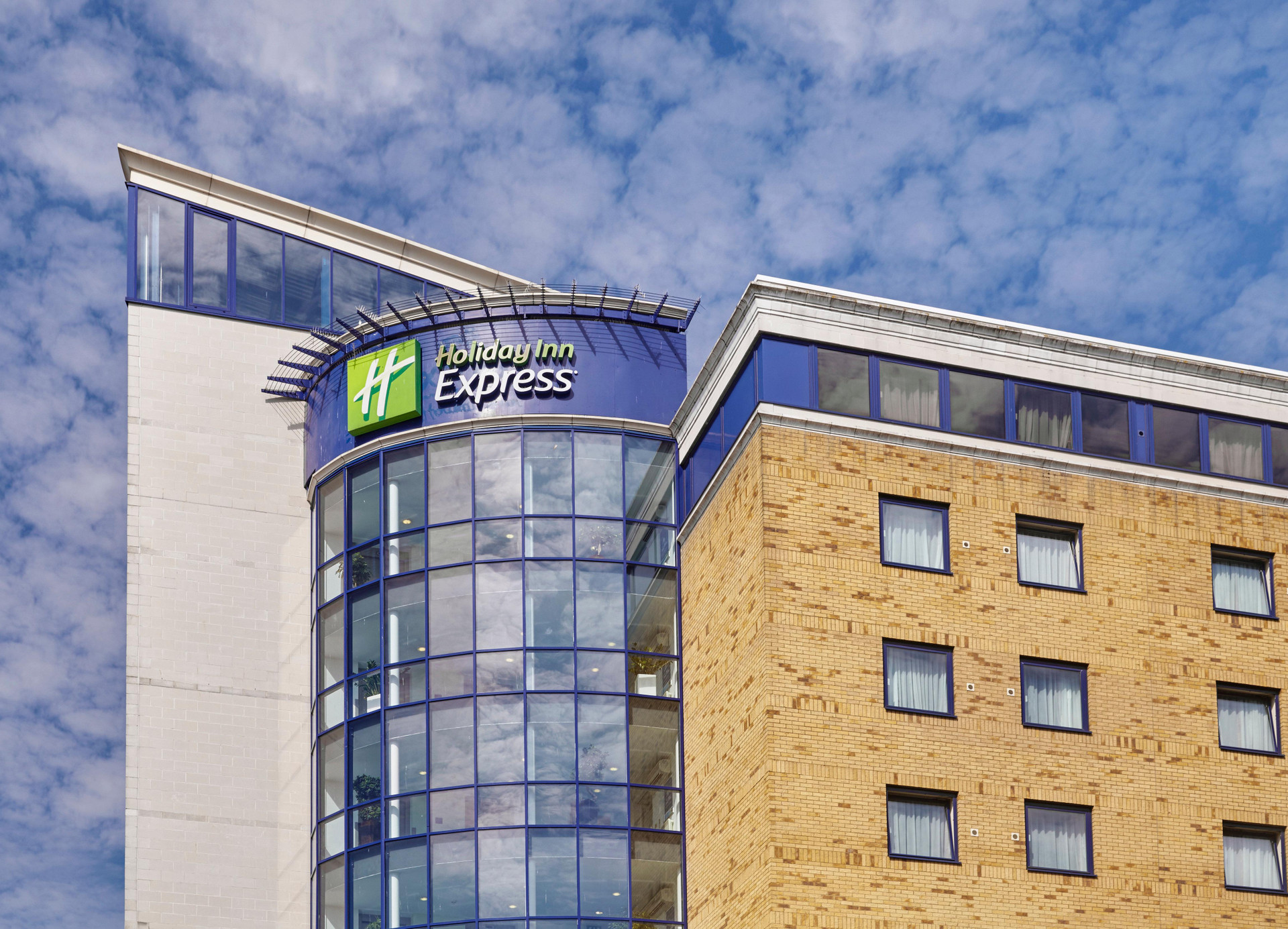 Vista Exterior Holiday Inn Express London - Newbury Park, an IHG Hotel