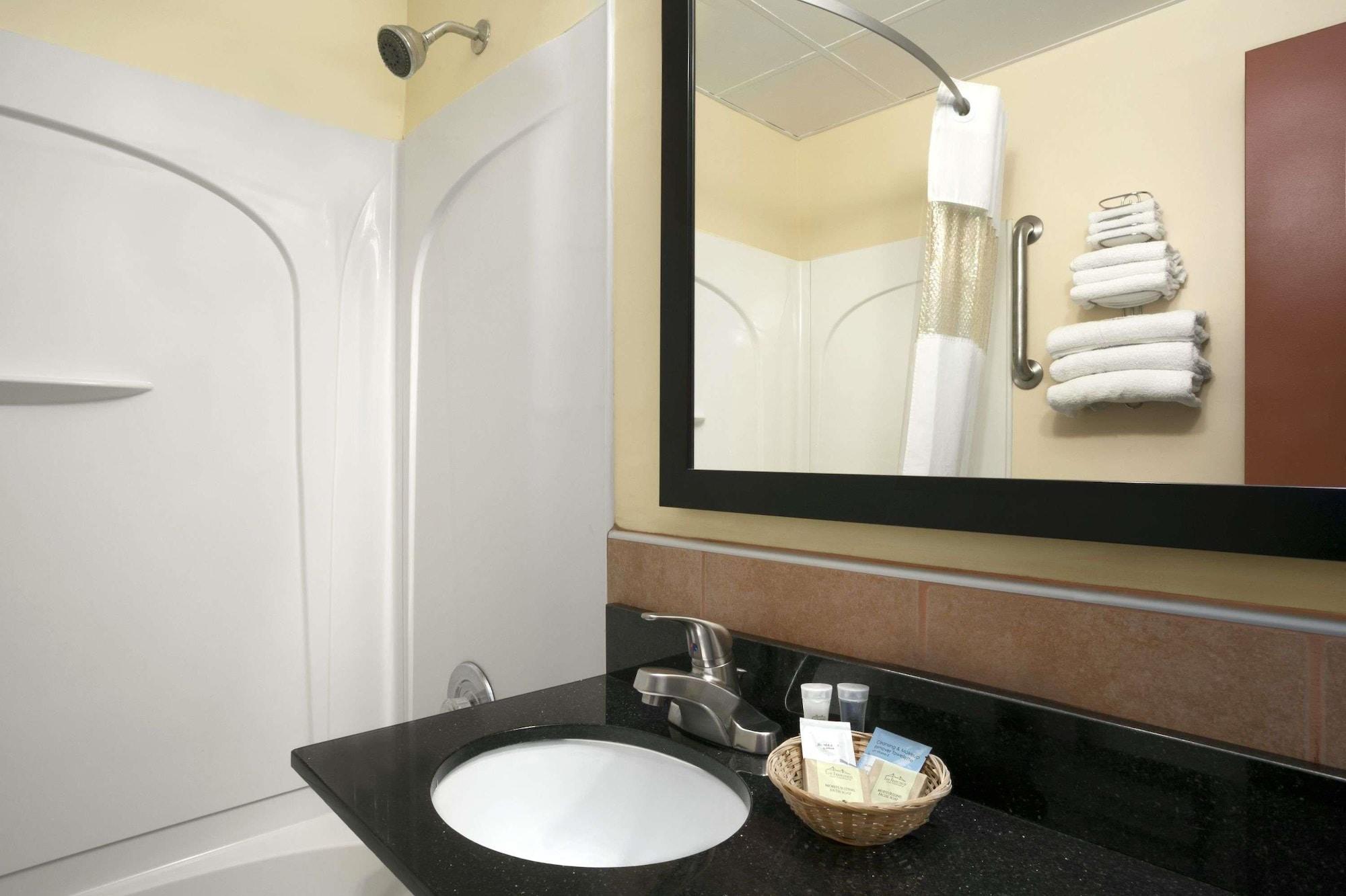 Equipamiento de Habitación Travelodge by Wyndham Cleveland Lakewood