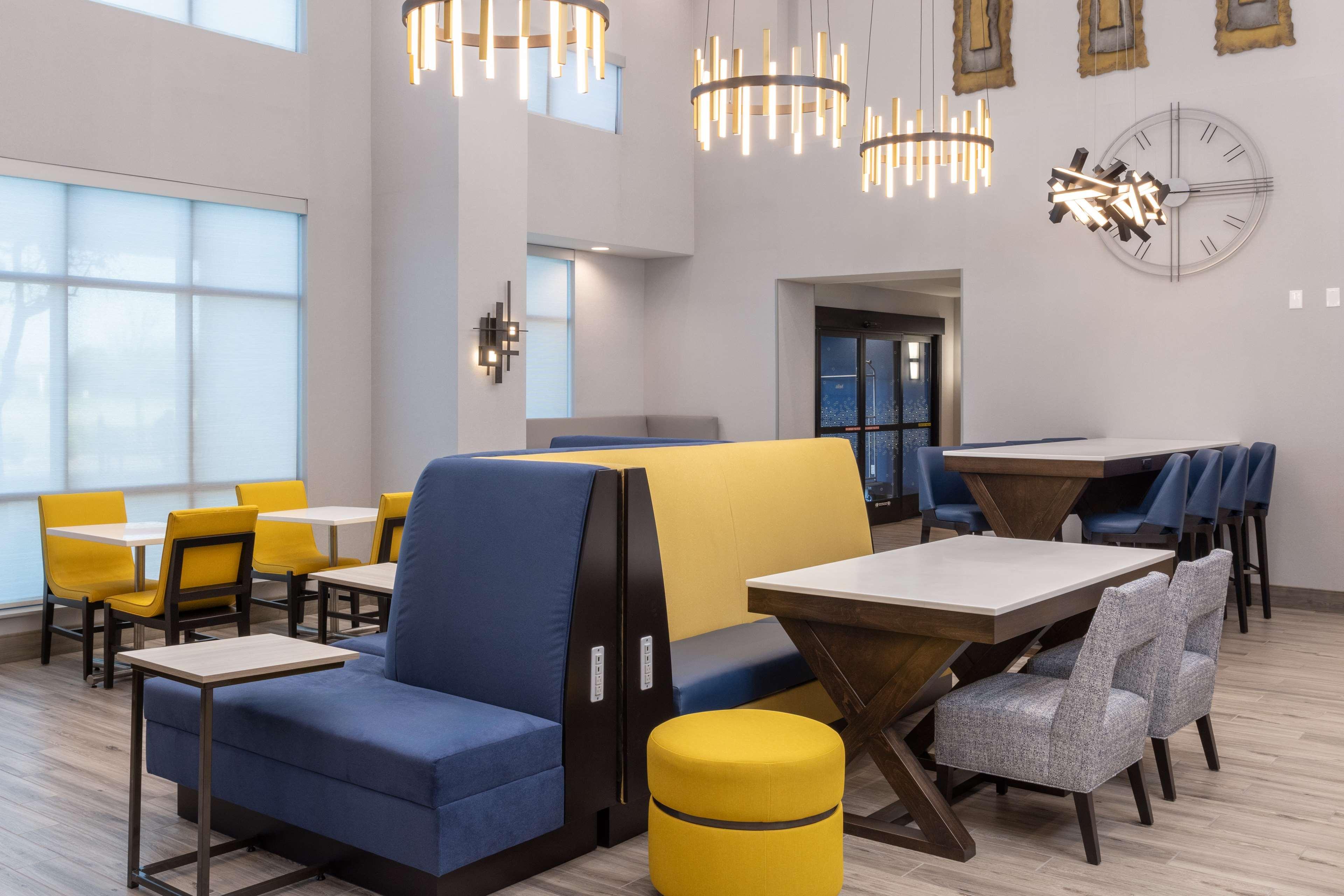 Vista Lobby Hampton Inn & Suites Manteca