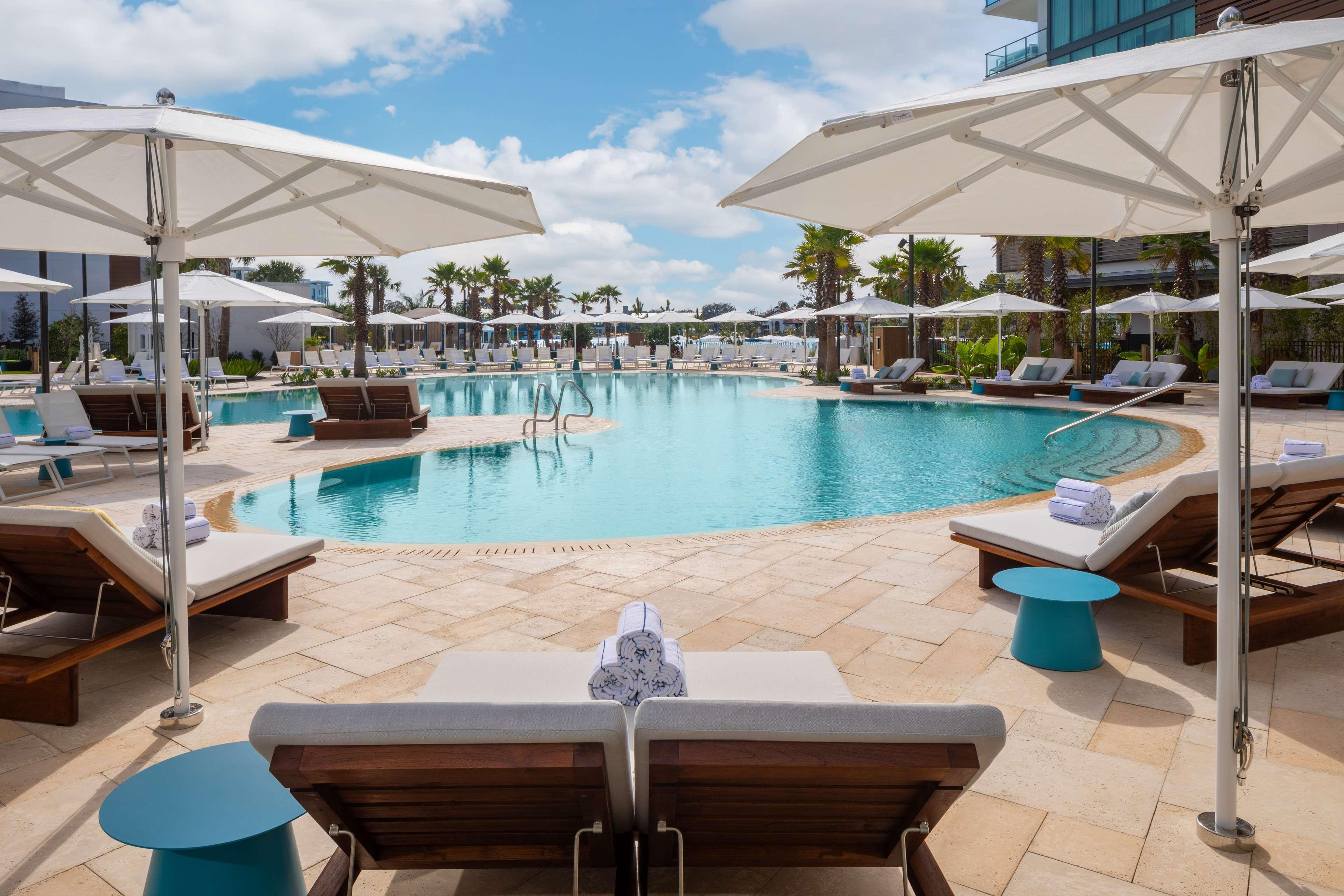 Vista Piscina Conrad Orlando at Evermore