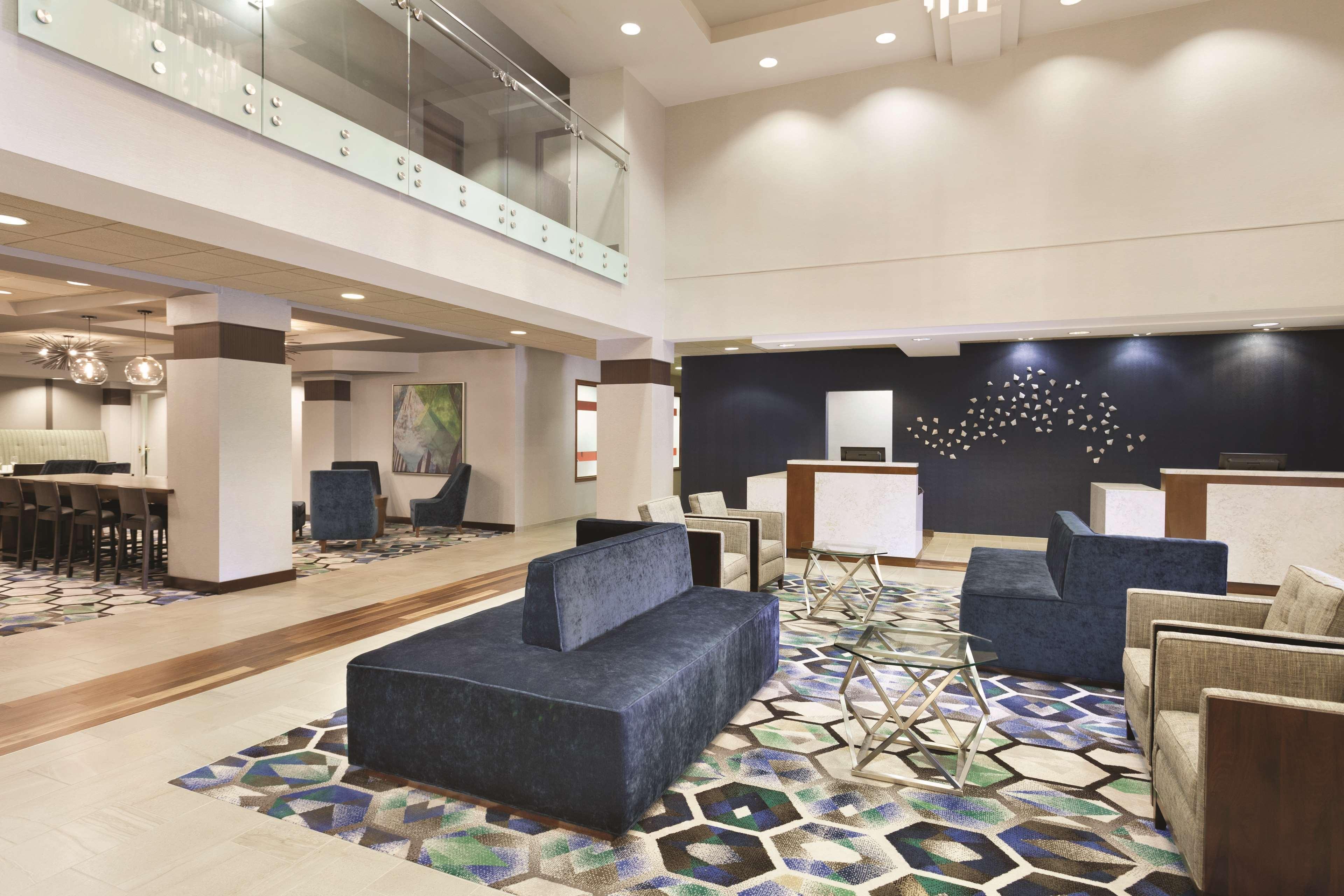 Vista Lobby Radisson Hotel Dallas North - Addison