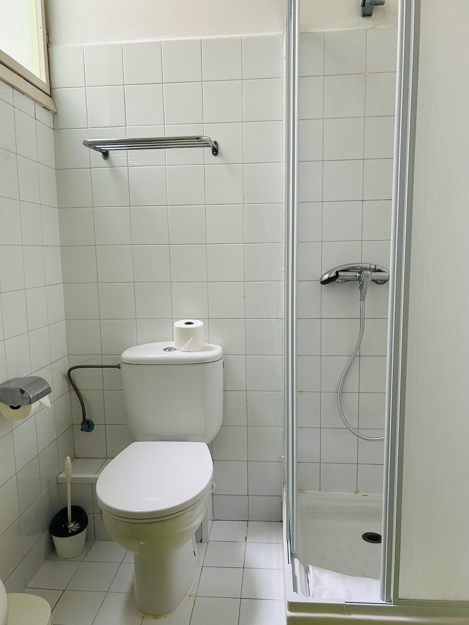 Equipamiento de Habitación Central and Basic  Universitat