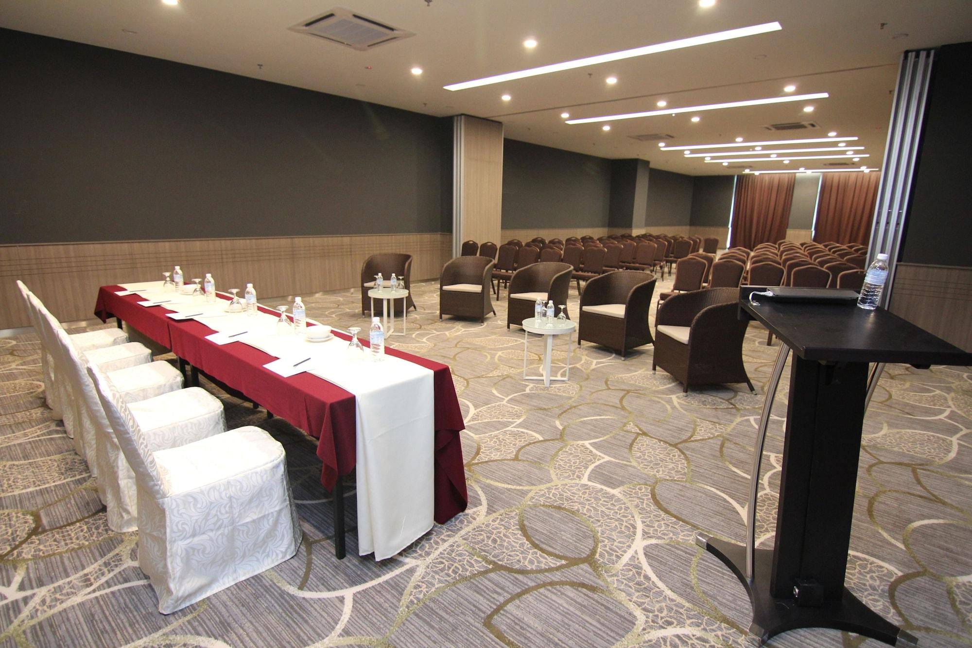 Sala de Reuniones Nexus Regency Suites & Hotel