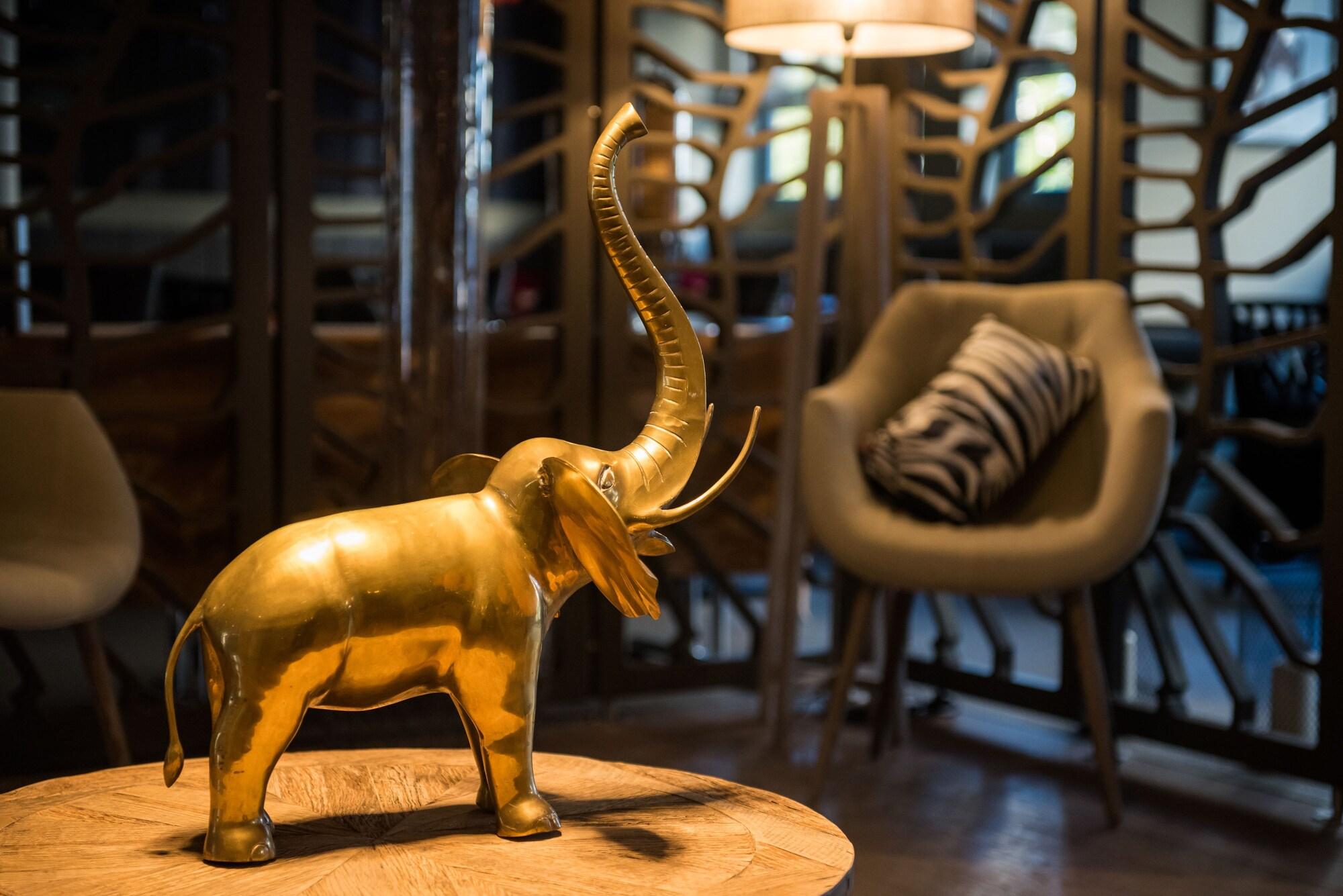 Varios Brit Hotel Le Lodge