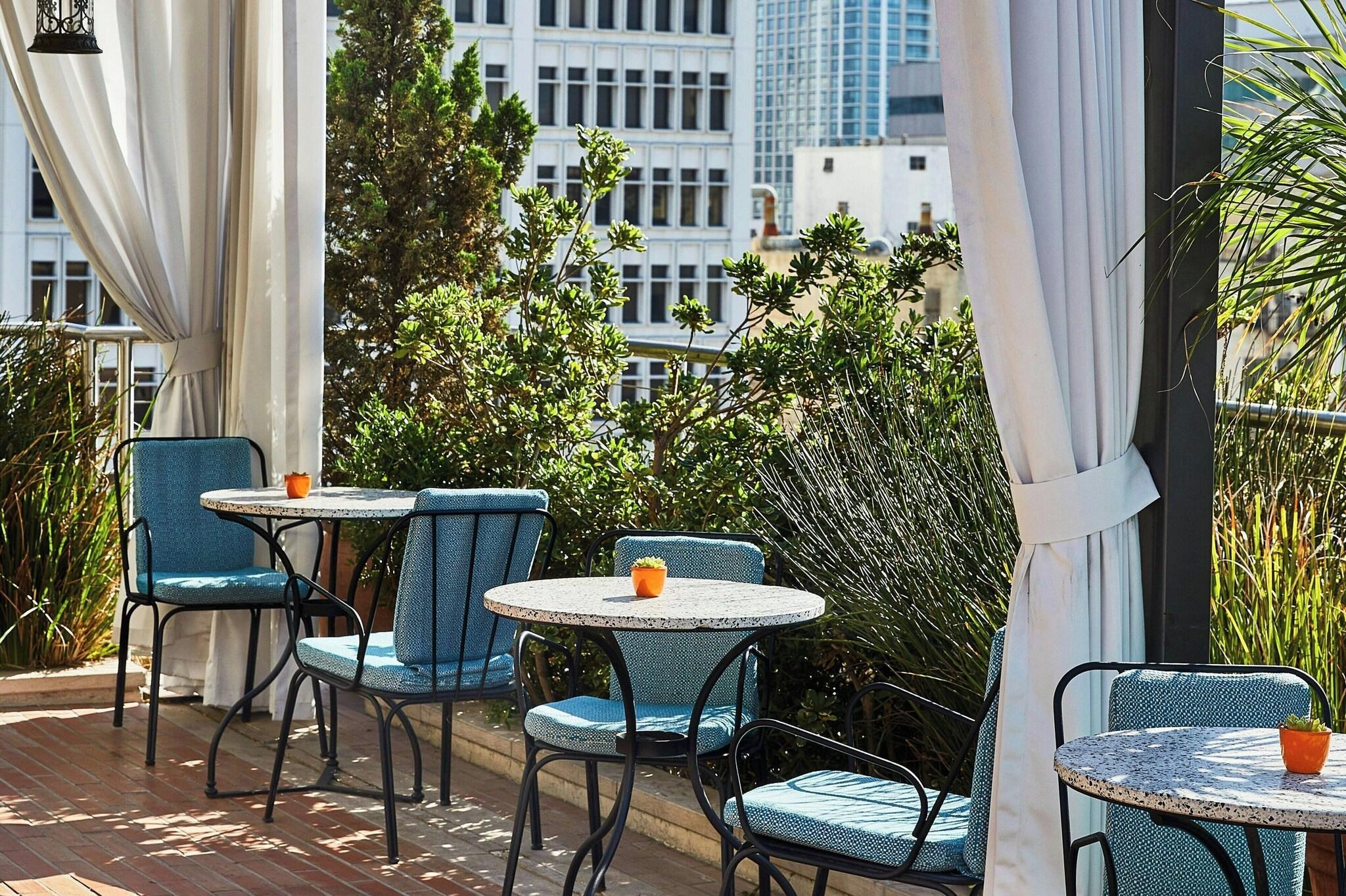 Bar/Salón Hotel Per La, An Autograph Collection By Marriott