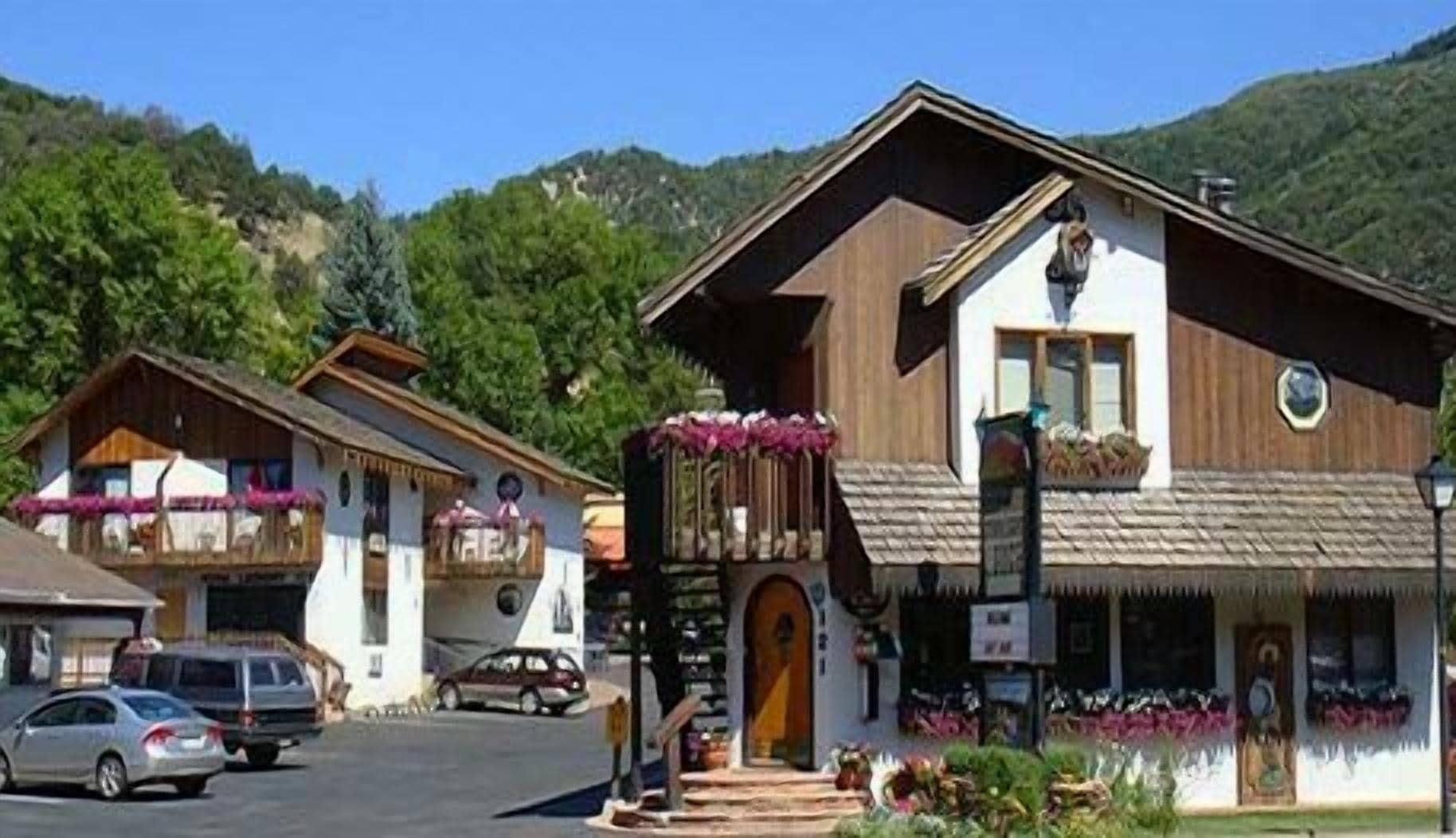Varios Starlight Lodge