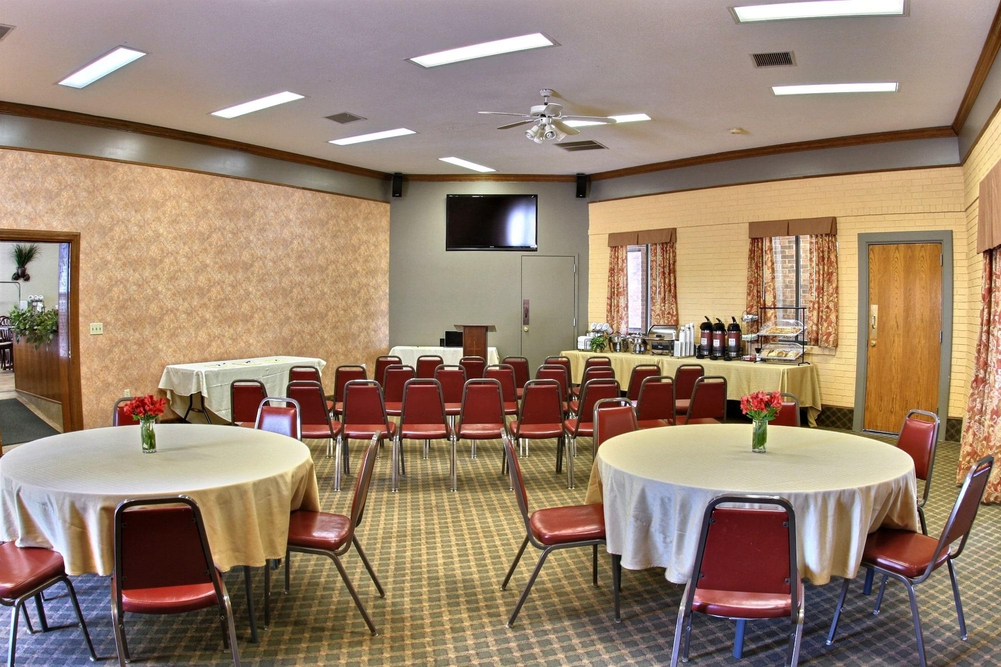 Sala de Reuniones Suburban Studios Kansas City Airport North