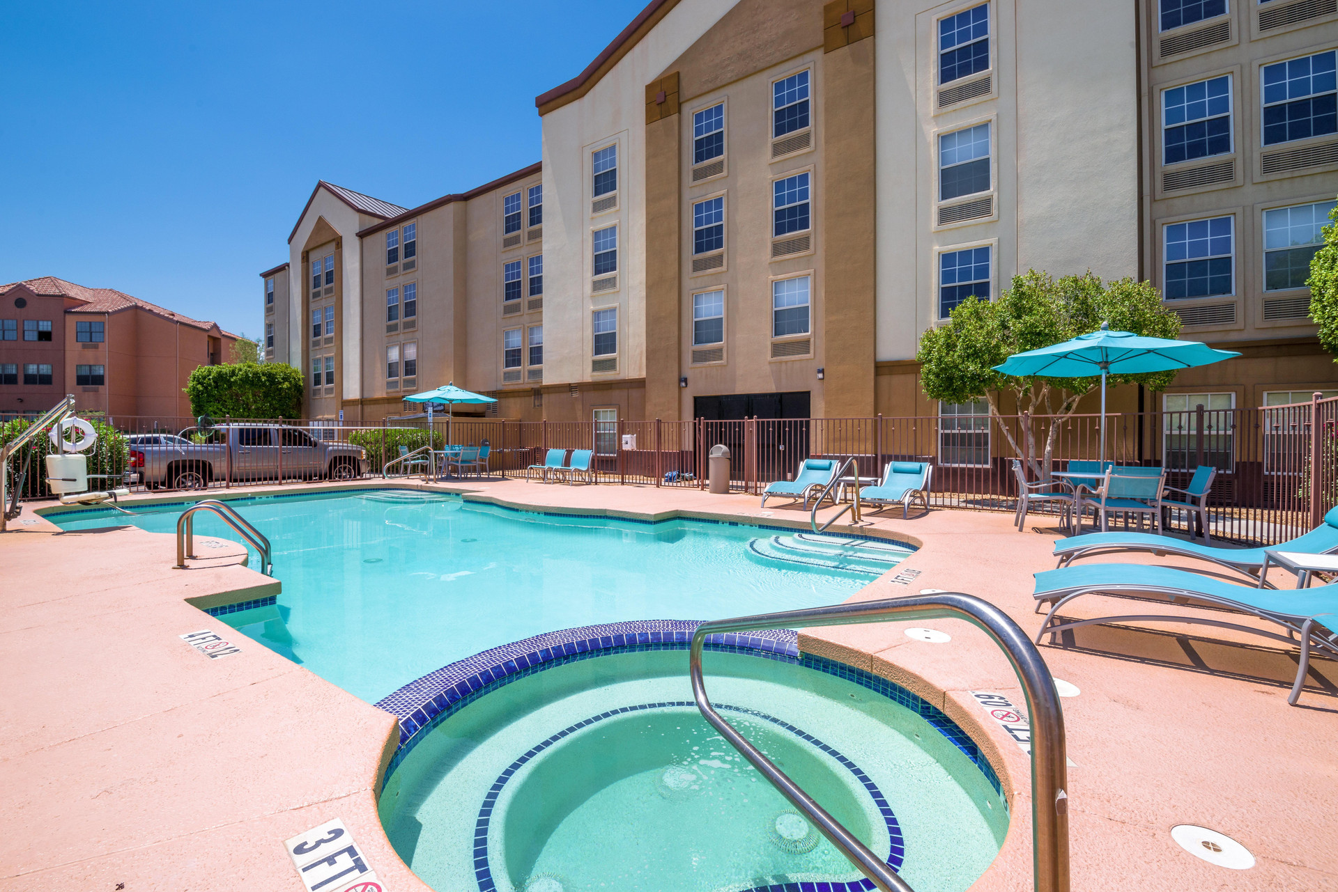 Vista Piscina Holiday Inn Express Hotel & Suites Phoenix-Airport by IHG